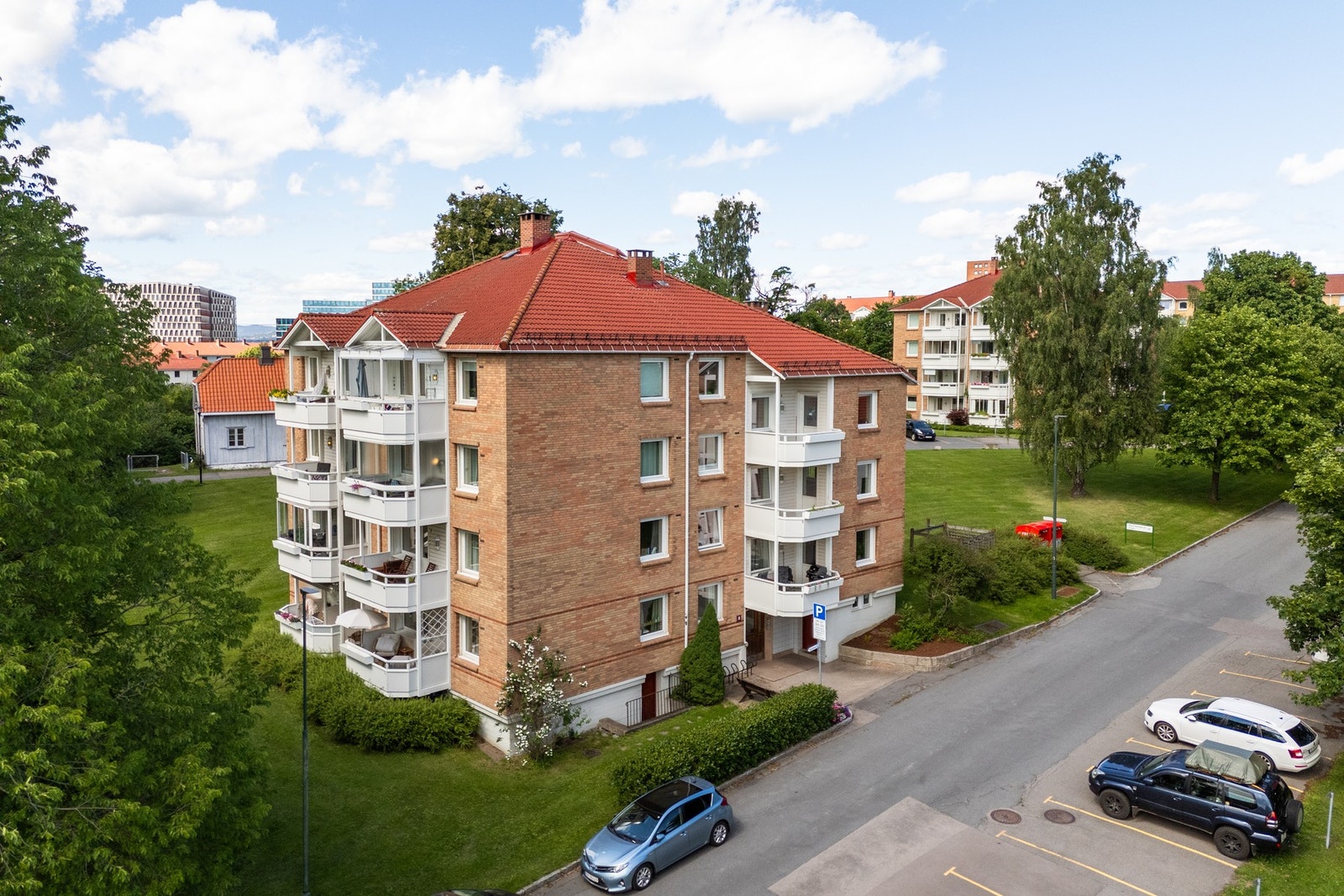 Fasade i sommerdrakt Galleribilde