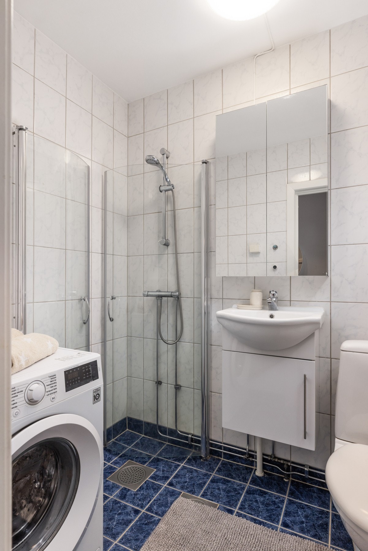 Ny innredning og klosett 2012. Vaskemaskin følger salget Galleribilde