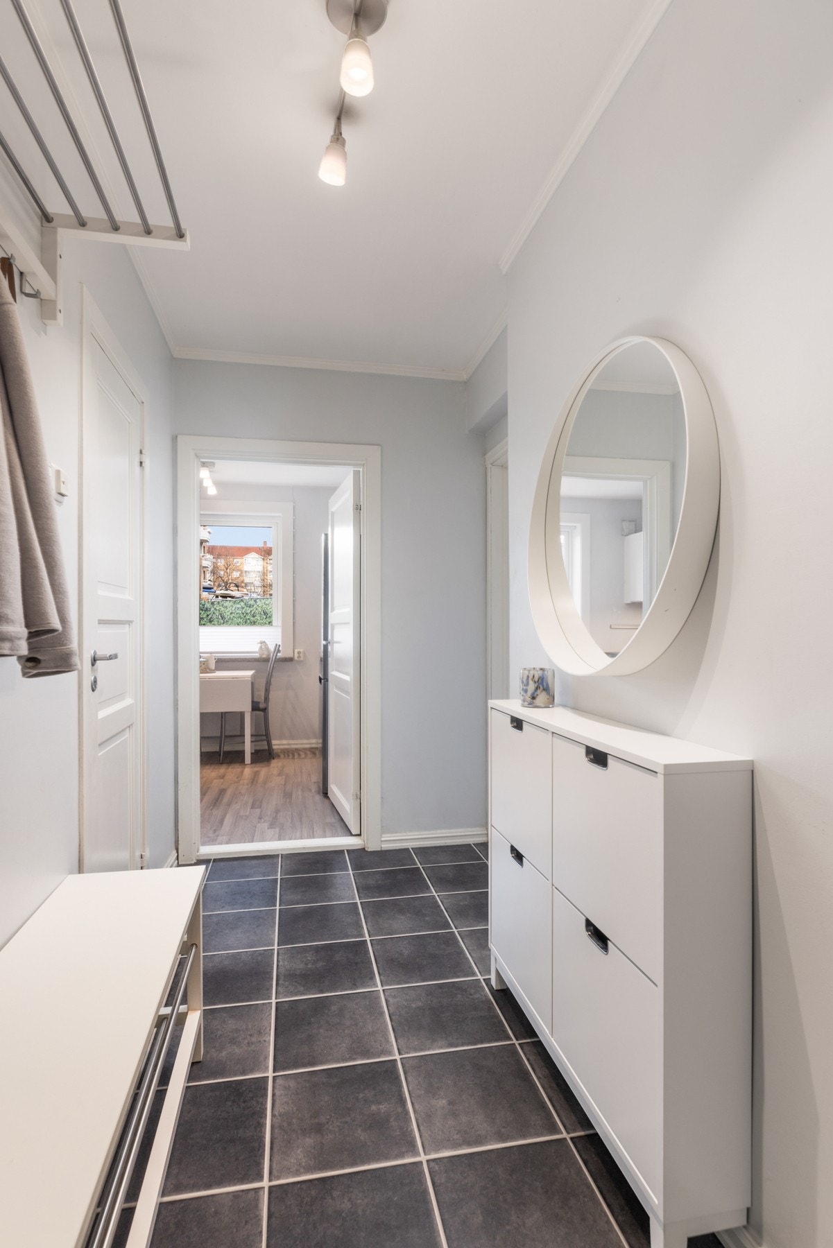 Romslig entré med avhengsmuligheter Galleribilde