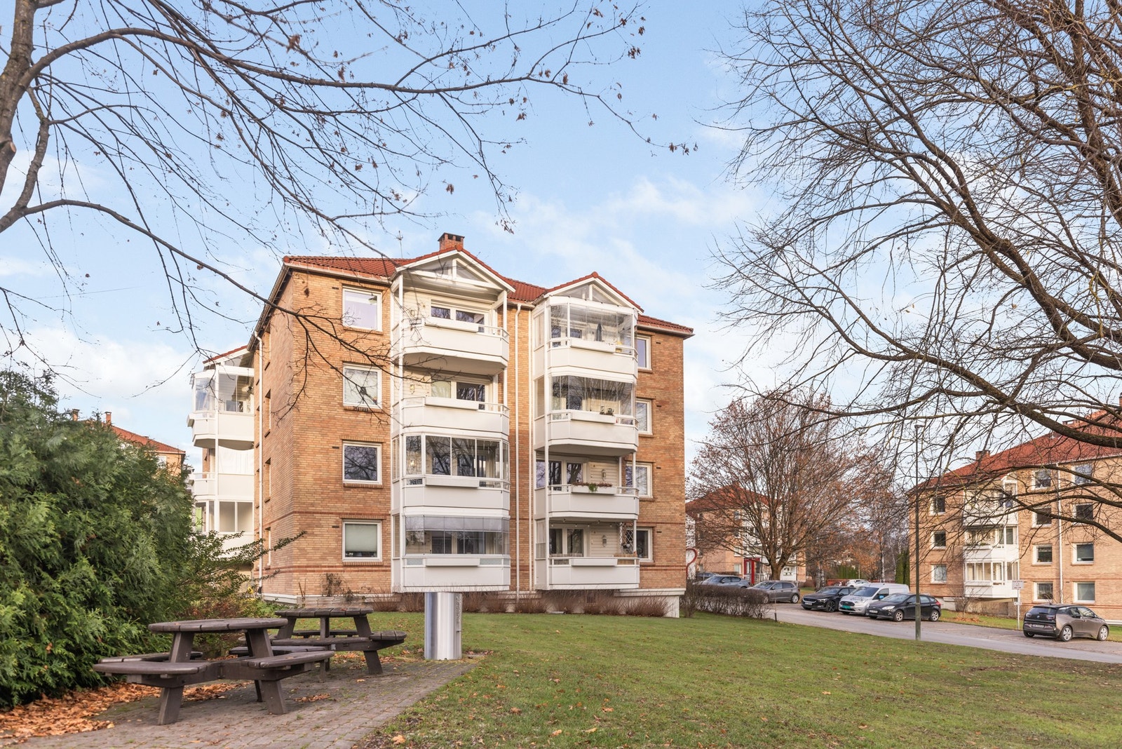 Fasade med sittegrupper Galleribilde