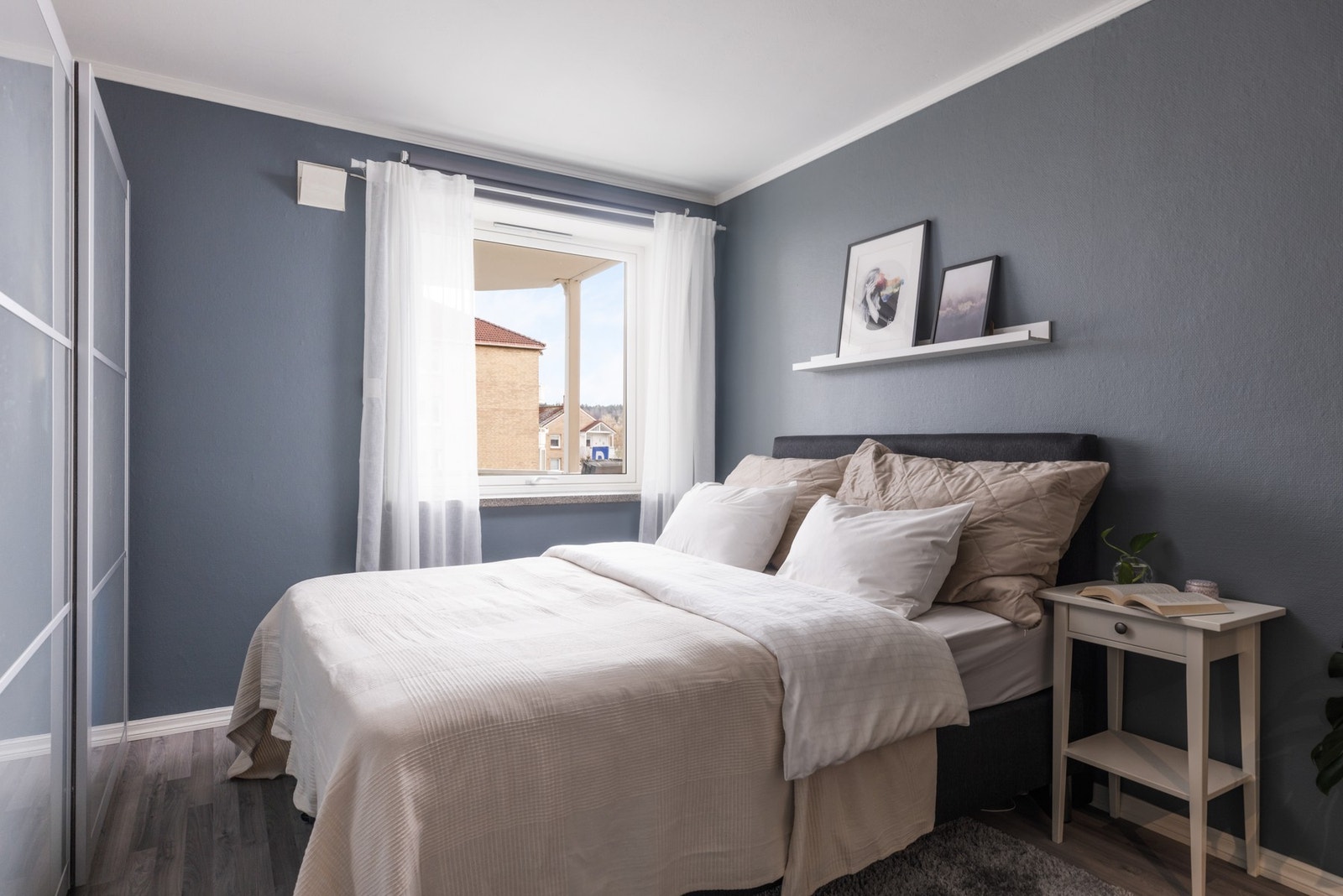 Luftig og romslig soverom Galleribilde