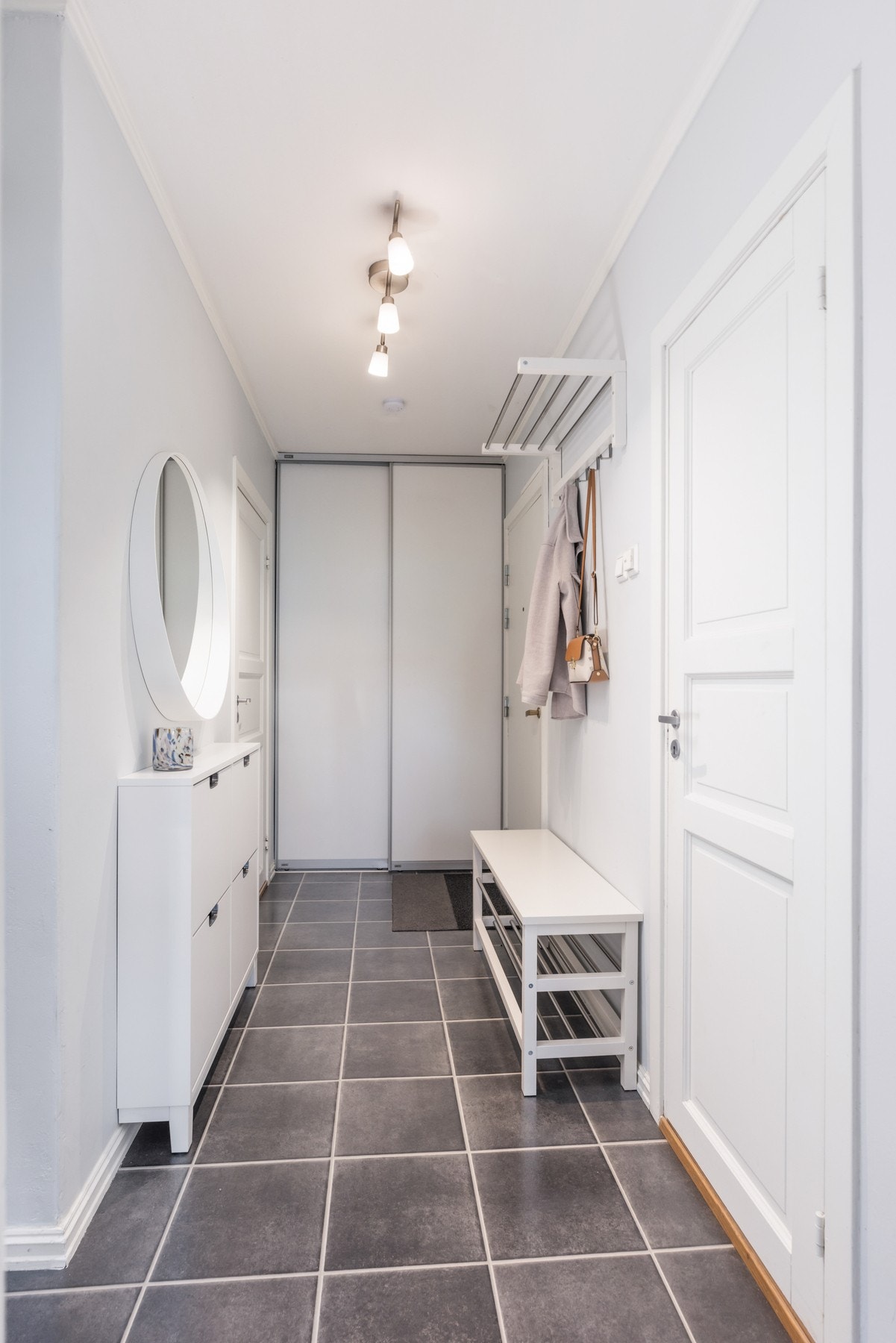 Skyvedørsgarderobe rett innenfor inngangsdøren Galleribilde