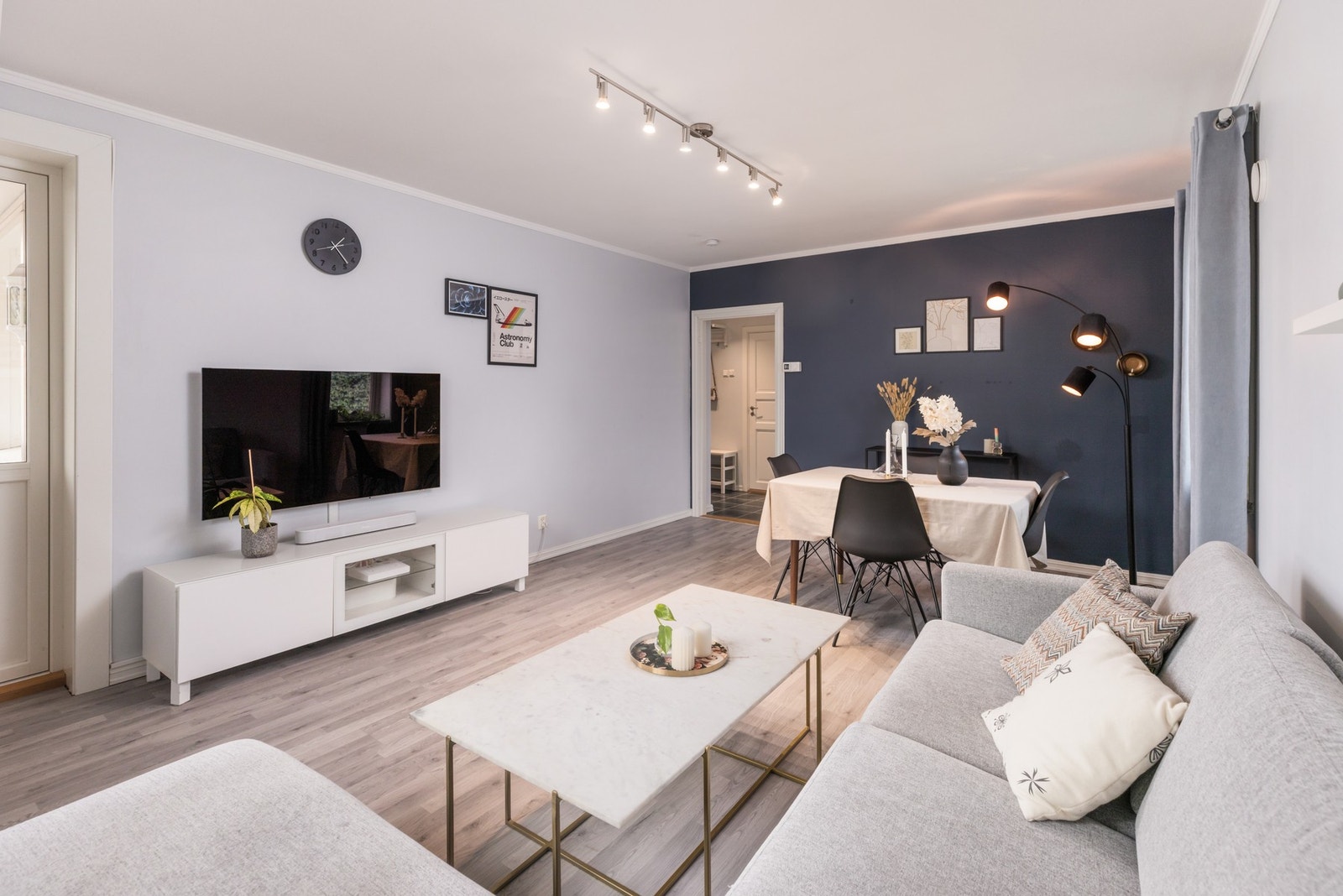 Innbydende stue med markørvegg Galleribilde