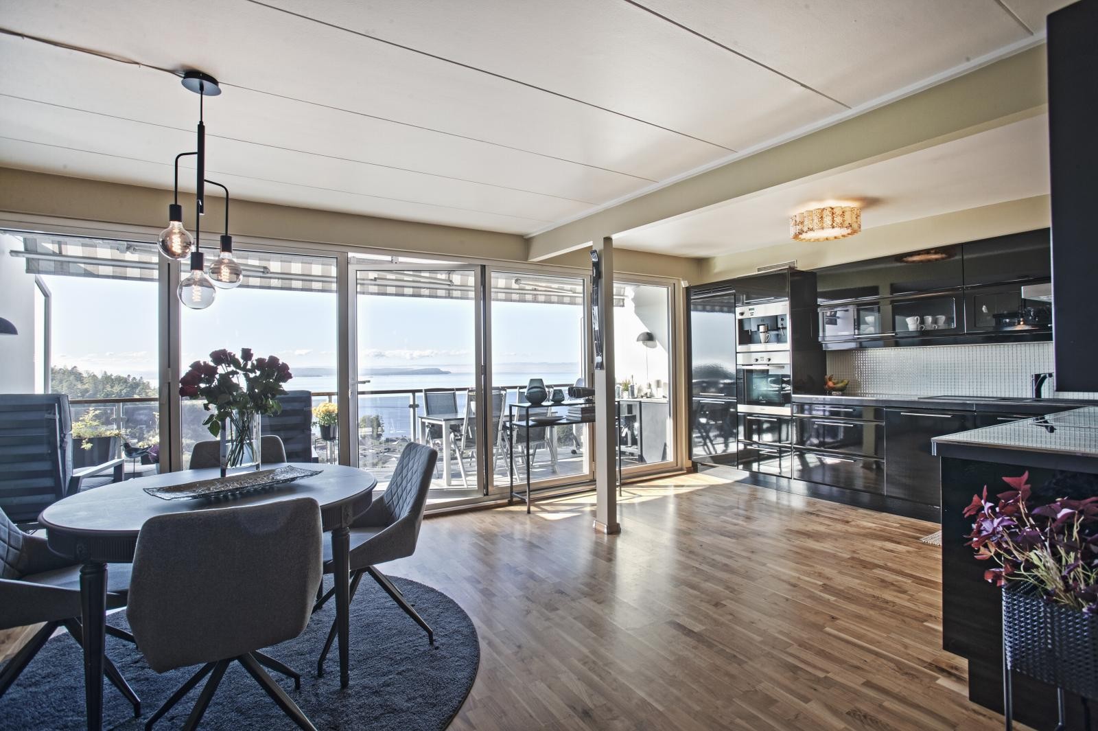 Dørene kan åpnes helt som er unikt her i blokkene. Galleribilde