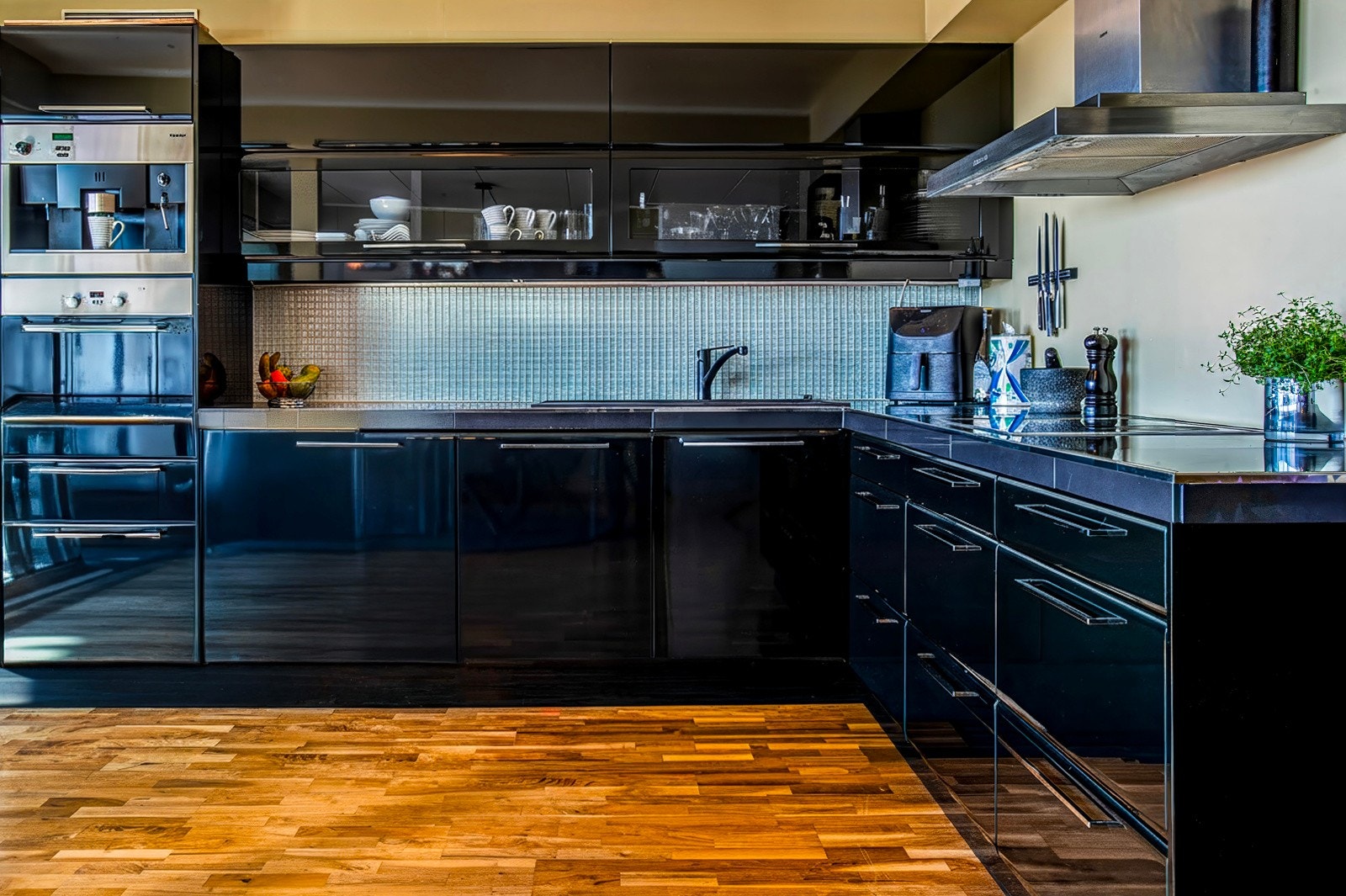 Stort kjøkken med integrerte hvitevarer. Galleribilde