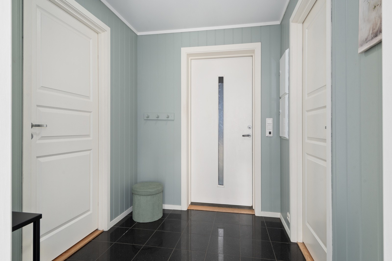 Entré i fine farger med fliser på gulv og behagelig gulvvarme. Her er det plass til å henge fra seg yttertøy og sette fra seg sko. Det er også innvendig bod som kan egne seg som garderobe. Galleribilde