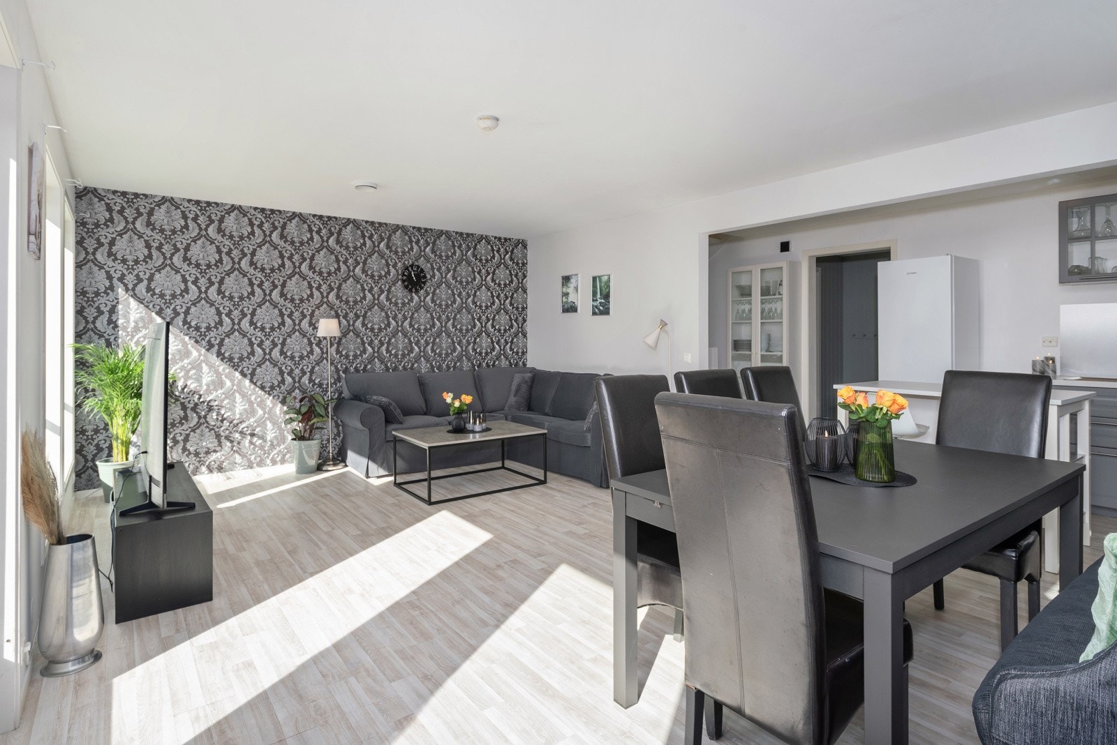 Det er god størrelse på stue og kjøkken, og man har plass til å møblere i soner. Galleribilde