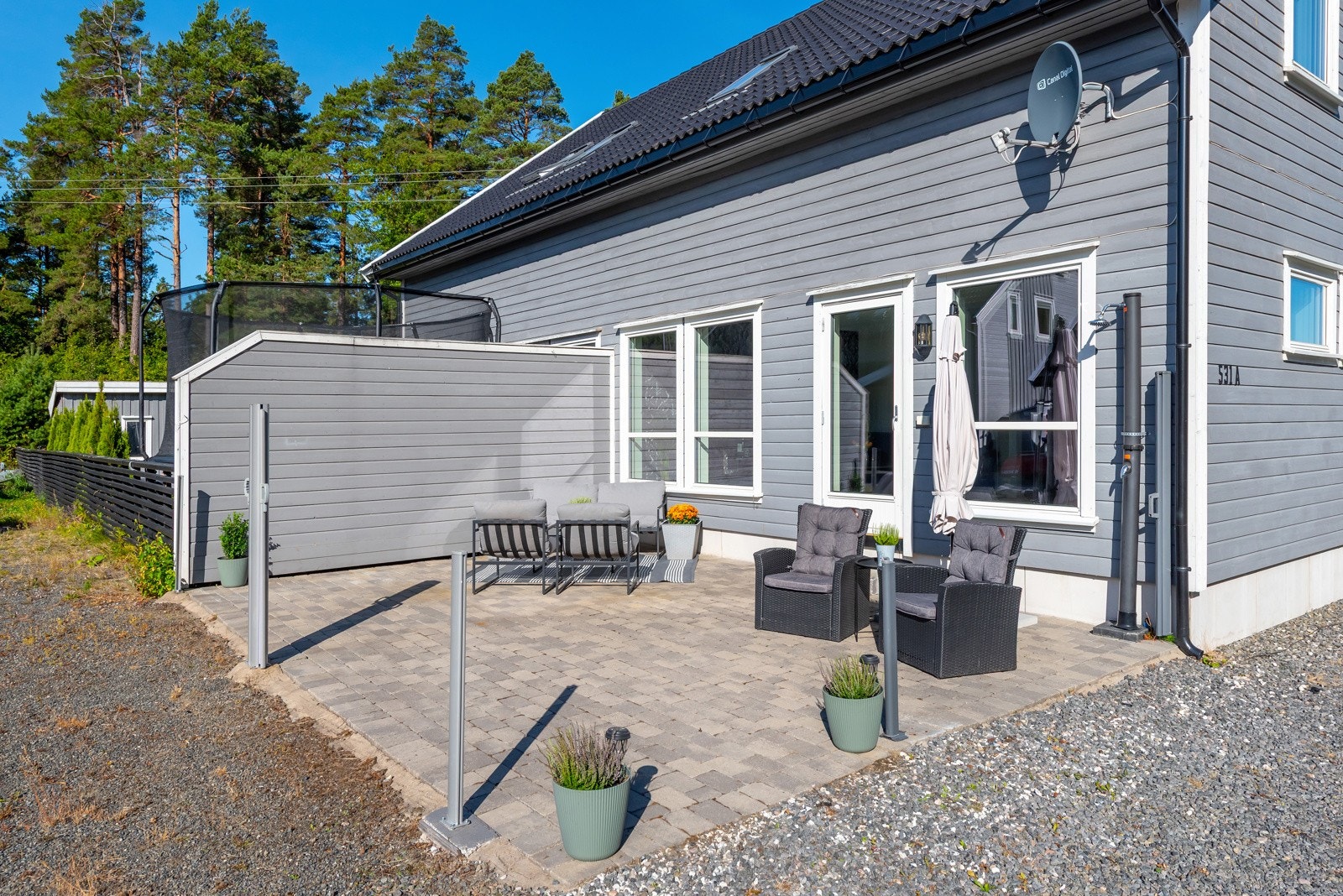 Fint opparbeidet uteplass med platting og uttrekkbare levegger. Galleribilde