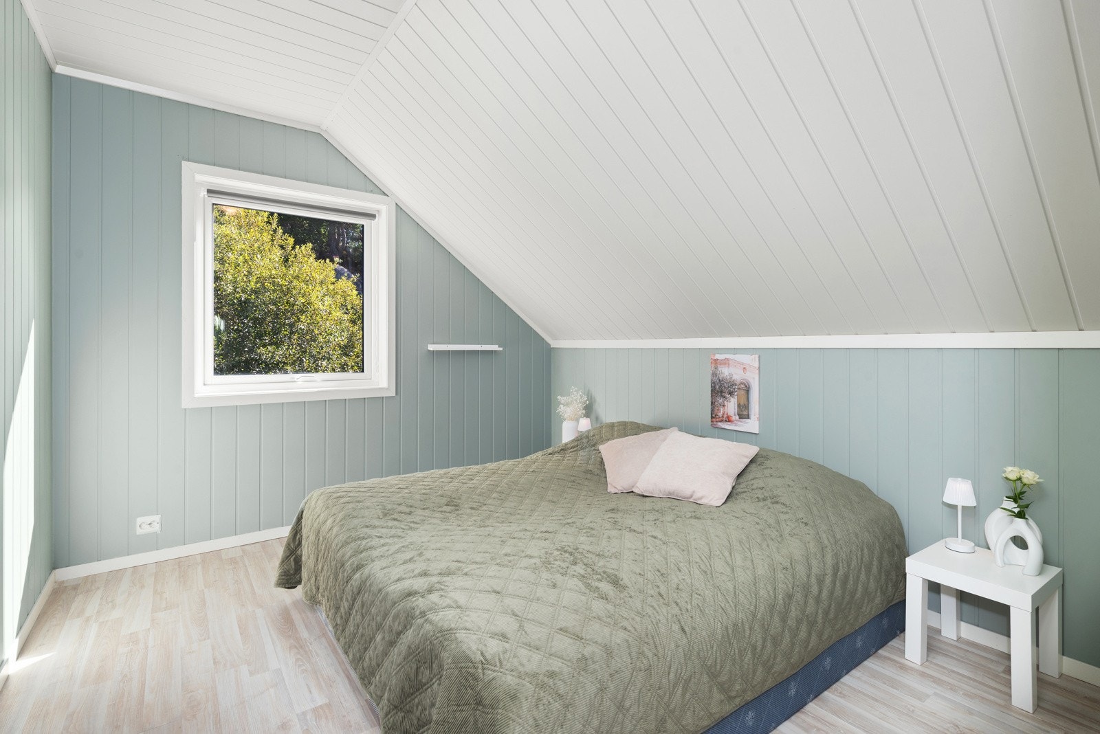 Soverom 1 - hovedsoverommet, er av meget god størrelse og har brukt soverom 2 som egen walk-in garderobe. Galleribilde