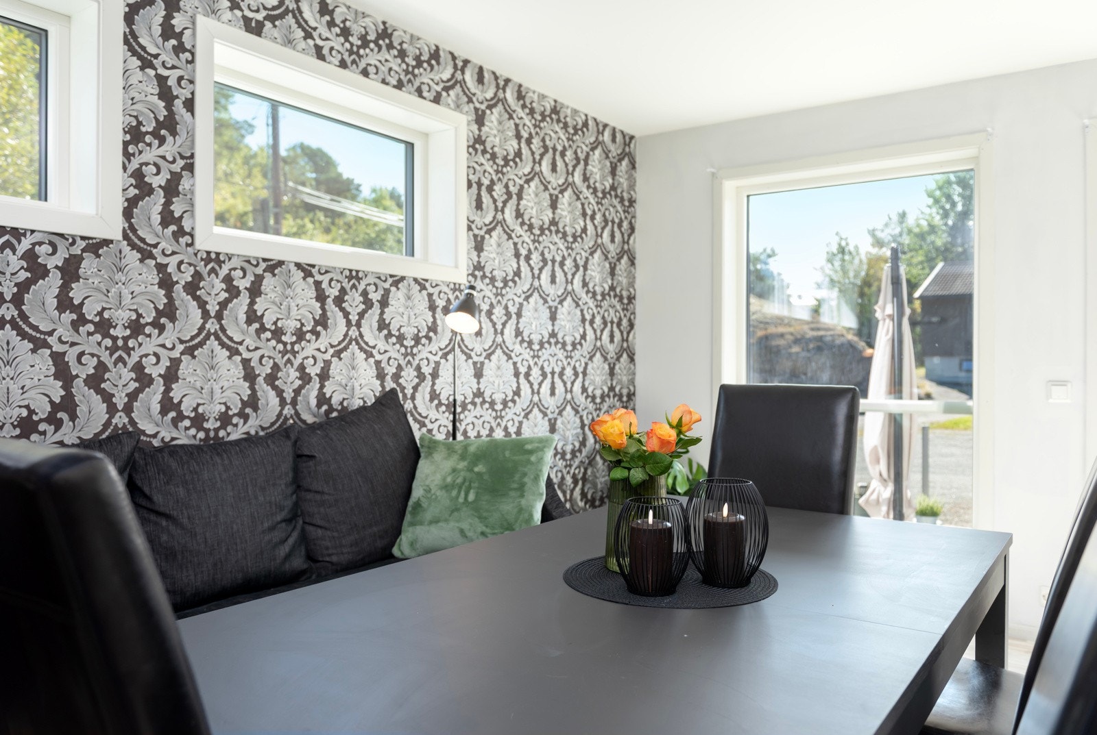 Lettstelt og fin bolig med naturlig plassering av spisebord ved vinduene. Galleribilde