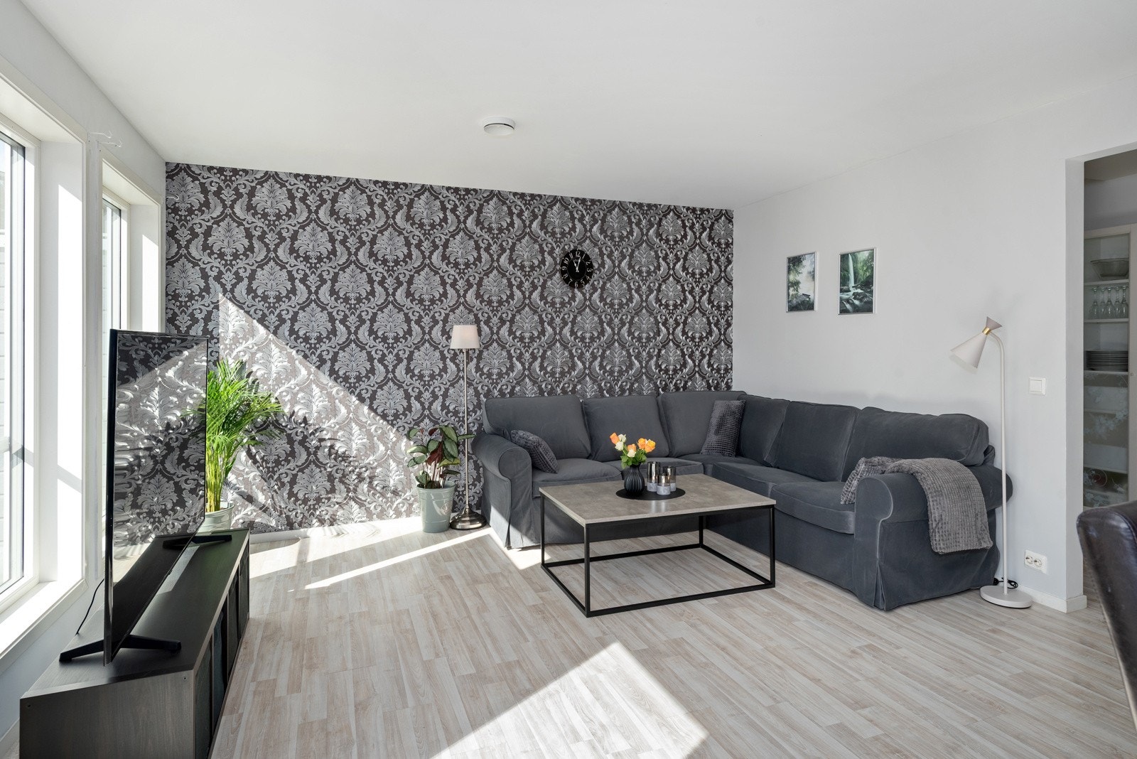 Tidløse og ton i ton fargevalg som er lett å møblere til. Det gode flatene gir flere møbleringsmuligheter. Galleribilde