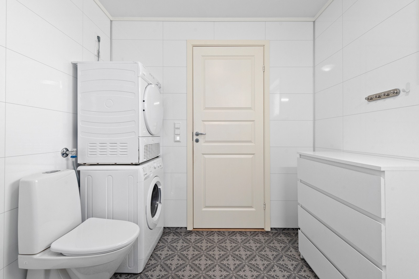 Badet har gulvbelegg med behagelig gulvvarme og opplegg for vaskemaskin. Galleribilde