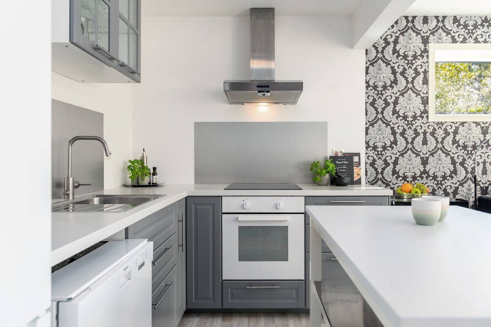 Kjøkkenet har profilerte fronter og benkeplate i laminat og nedfelt oppvaskkum. Galleribilde