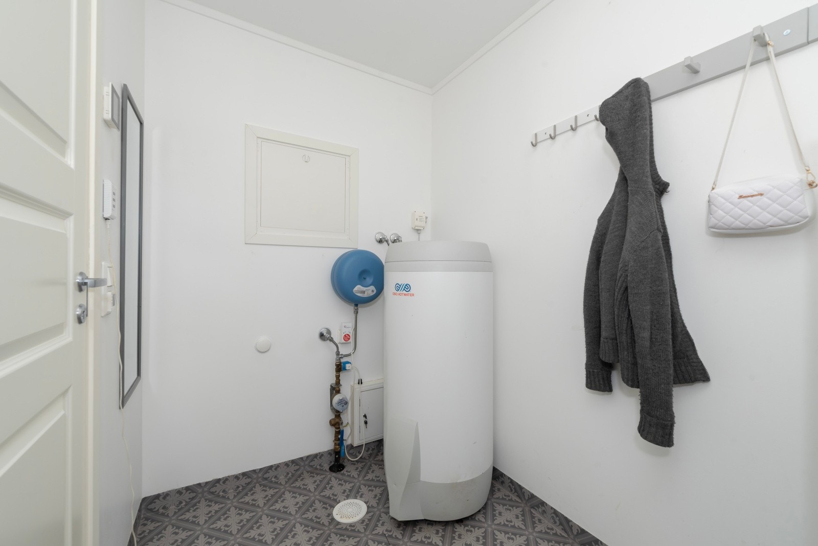 Teknisk rom ved entré - brukt som bod/garderobe. Galleribilde