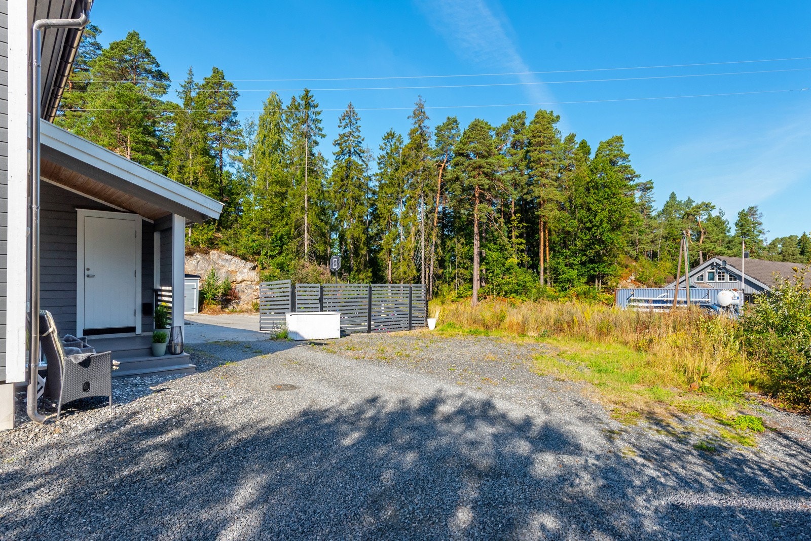 Innkjørsel er gruset og det er godt med parkering tilhørende. Galleribilde