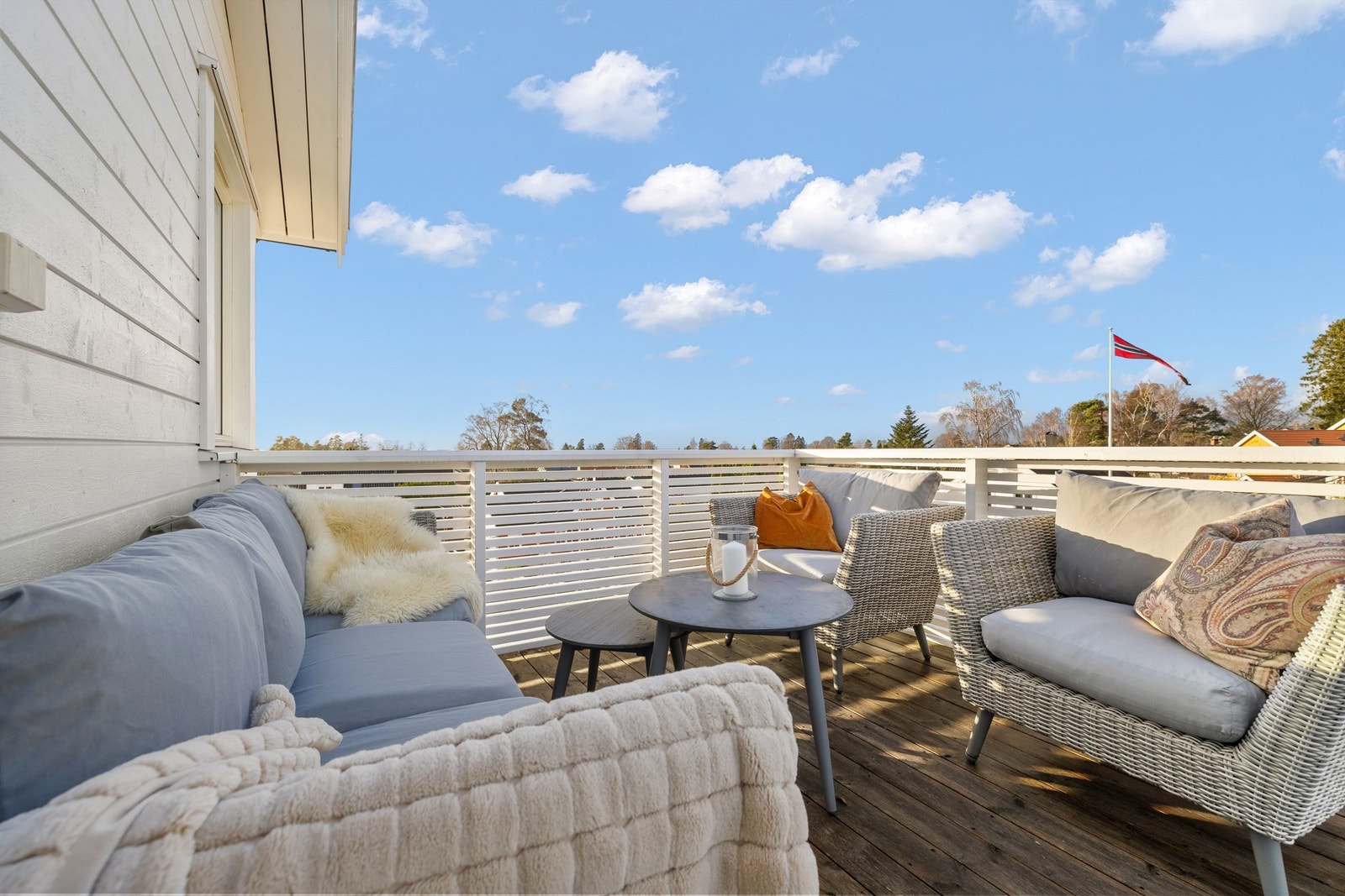 Stor veranda i 2. etasje på 17 kvm med utsikt og sol til sen kveld Galleribilde