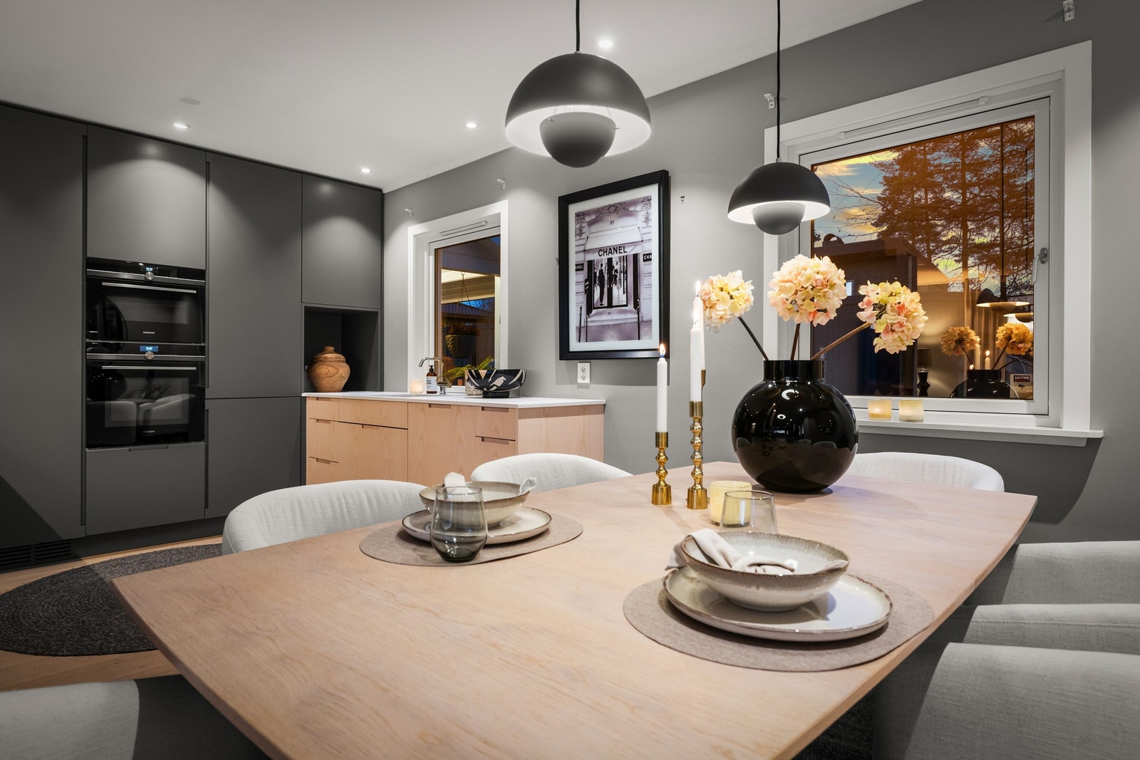 En innholdsrik bolig som gjennomgikk en større påbygging i 2014, samt at bl.a. stue/spisestue og kjøkken ble pusset opp i 2021 Galleribilde