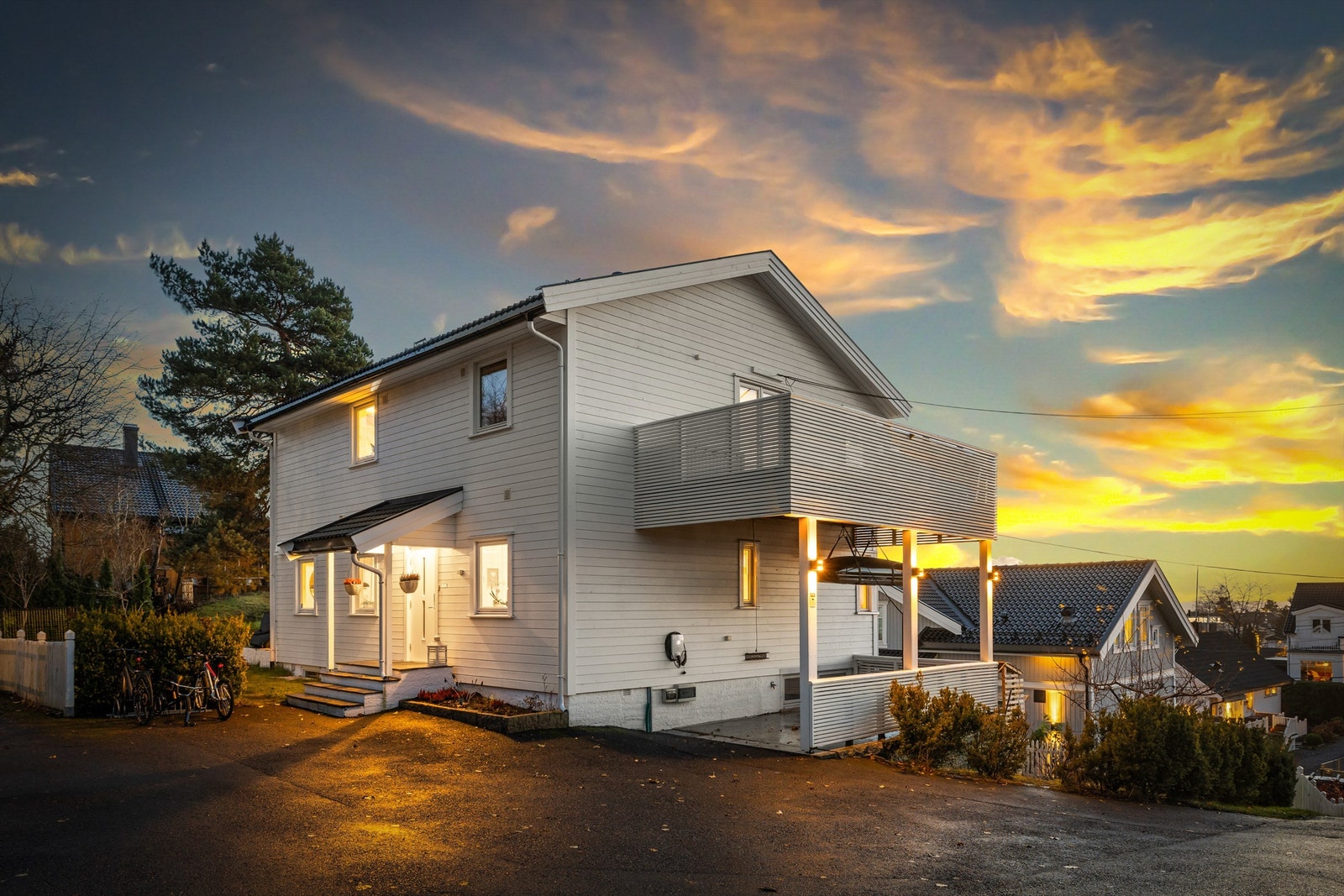 Parkering i carport på ca 16 kvm og på gårdsplass. Elbillader i carporten Galleribilde
