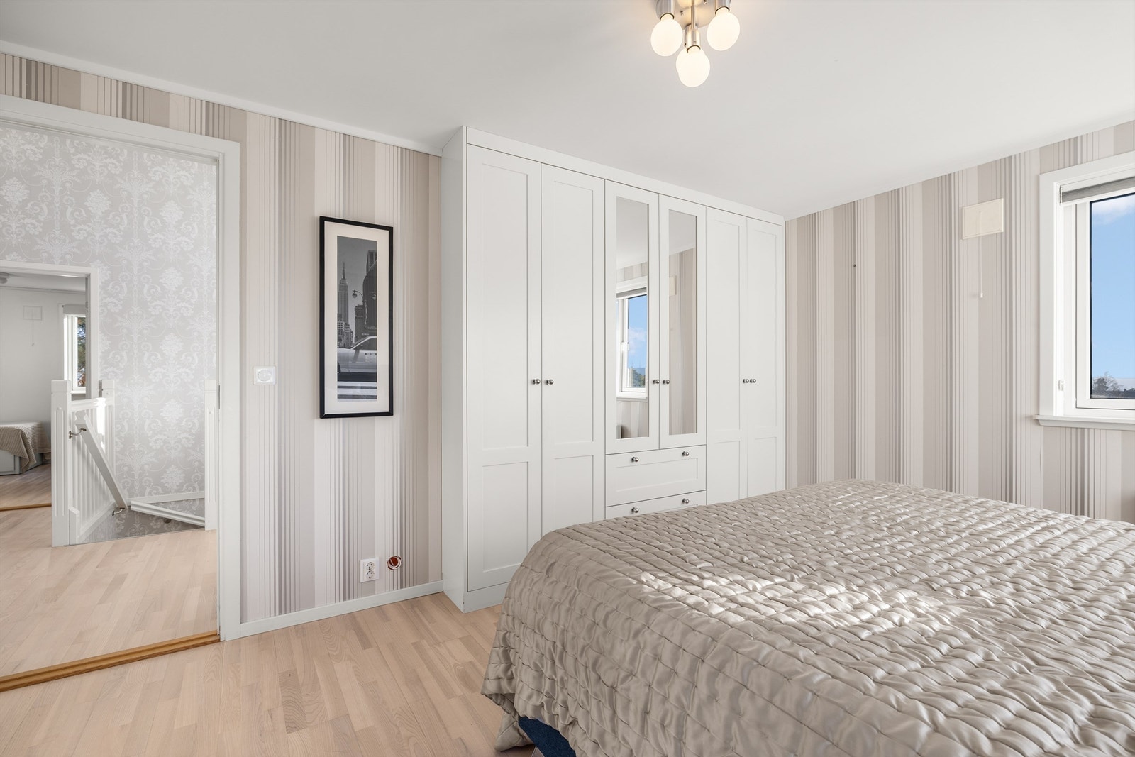 Plassbygde garderobeskap Galleribilde