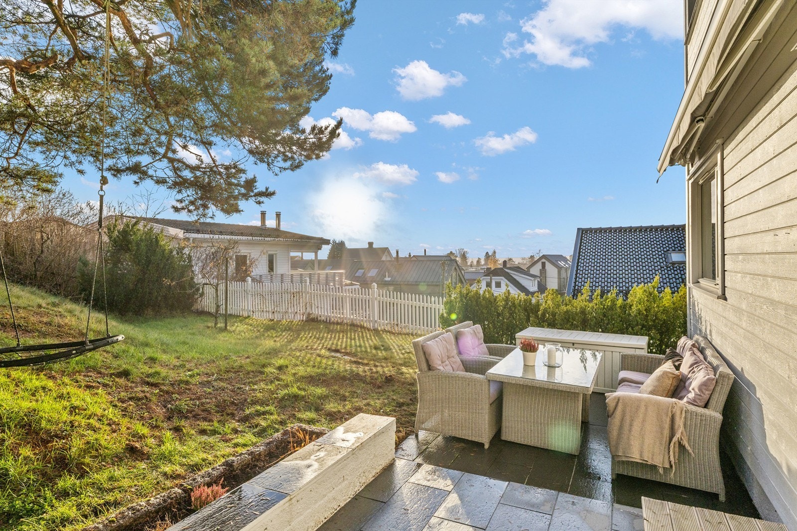 Solrik terrasse på 19 kvm og hage Galleribilde