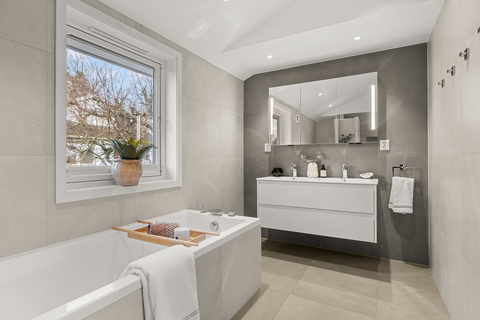 Pent flislagt bad fra 2016 med bl.a. dobbel servant og både badekar og dobbel dusj Galleribilde