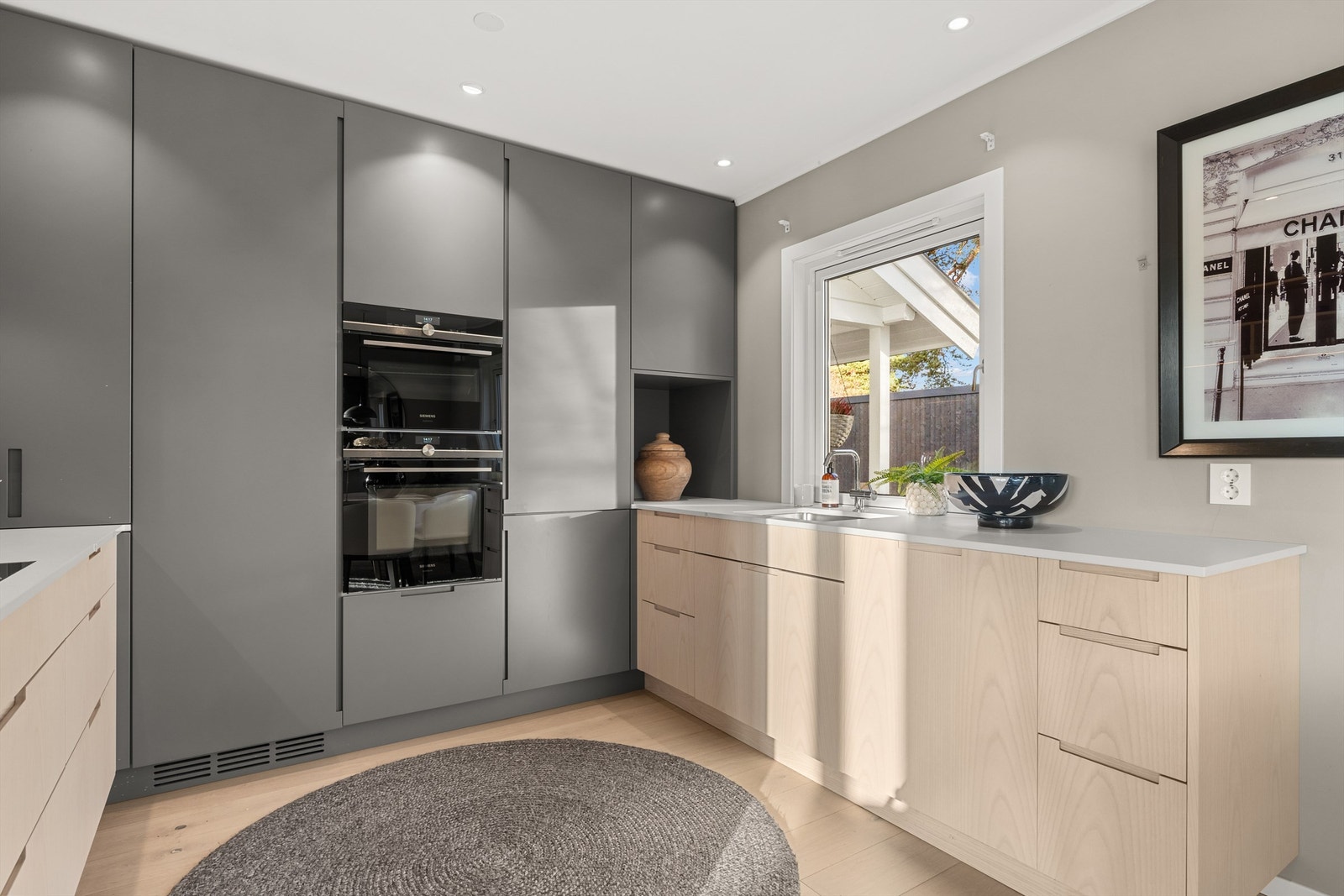 Ny påkostet kjøkkeninnredning i 2021 fra norske Hamran, en norsk kjøkkenleverandør som iflg. dem selv "representerer den fremste norske håndverkstradisjonen med skreddersydde kjøkken og interiør som er laget for å vare livet ut" Galleribilde