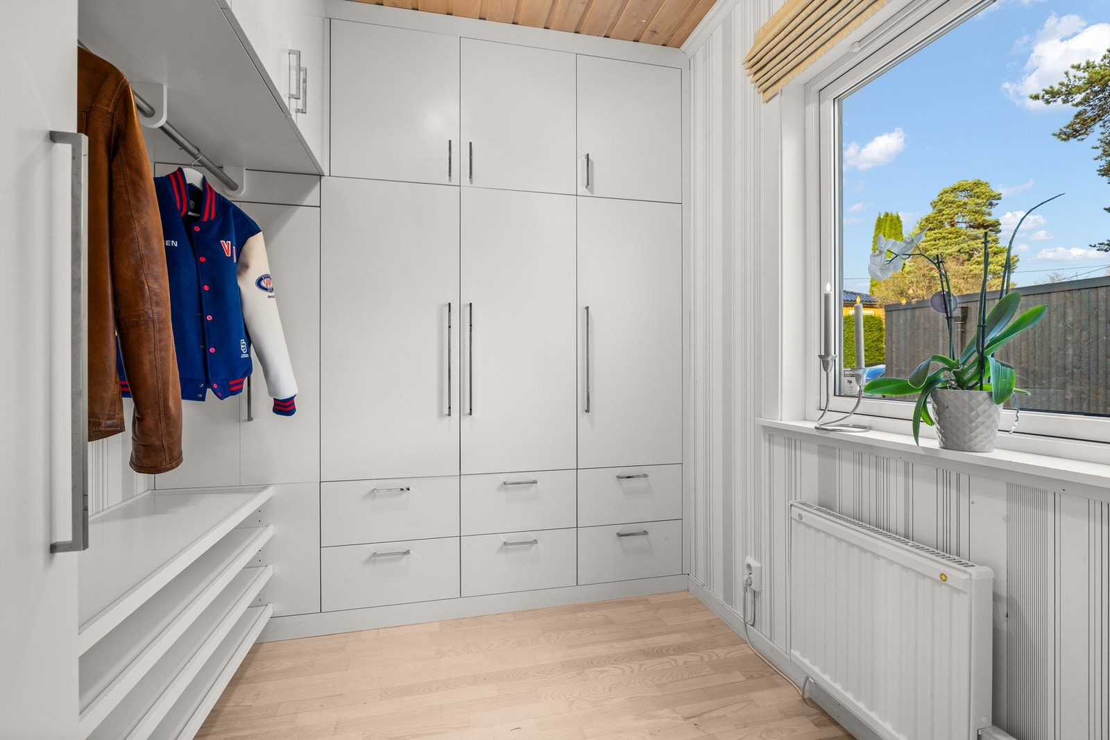 Romslig og flott garderoberom med plassbygde skap/skuffer, skohyller og oppheng. Rommet ble pusset opp i 2021 Galleribilde