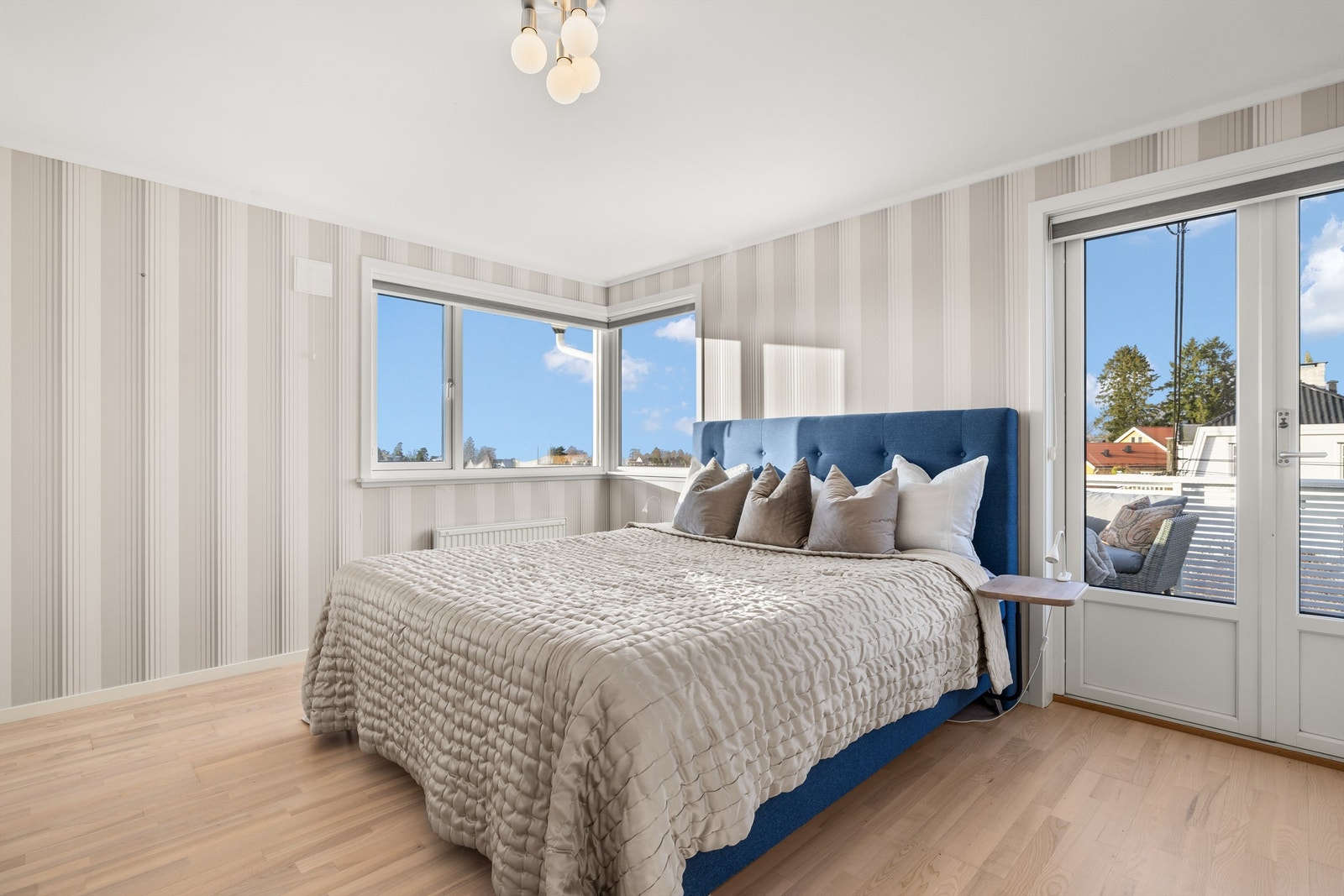 Romslig hovedsoverom med utsikt Galleribilde