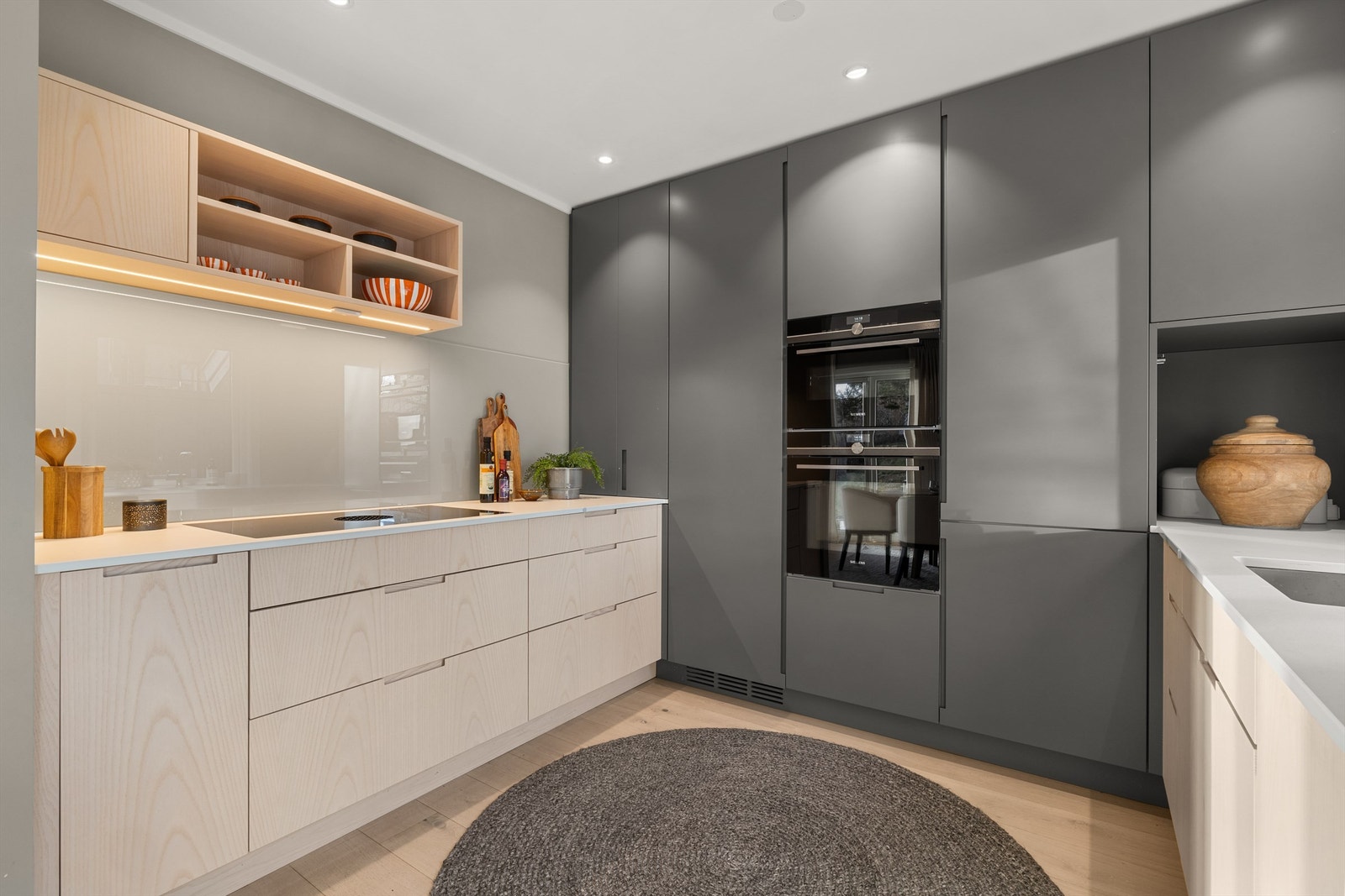 Integrerte hvitevarer er induksjonstopp med nedfelt avrekk, kombiovn (stekeovn og mikrobølgeovn), dampovn, oppvaskmaskin og kjøleskap med fryserdel Galleribilde