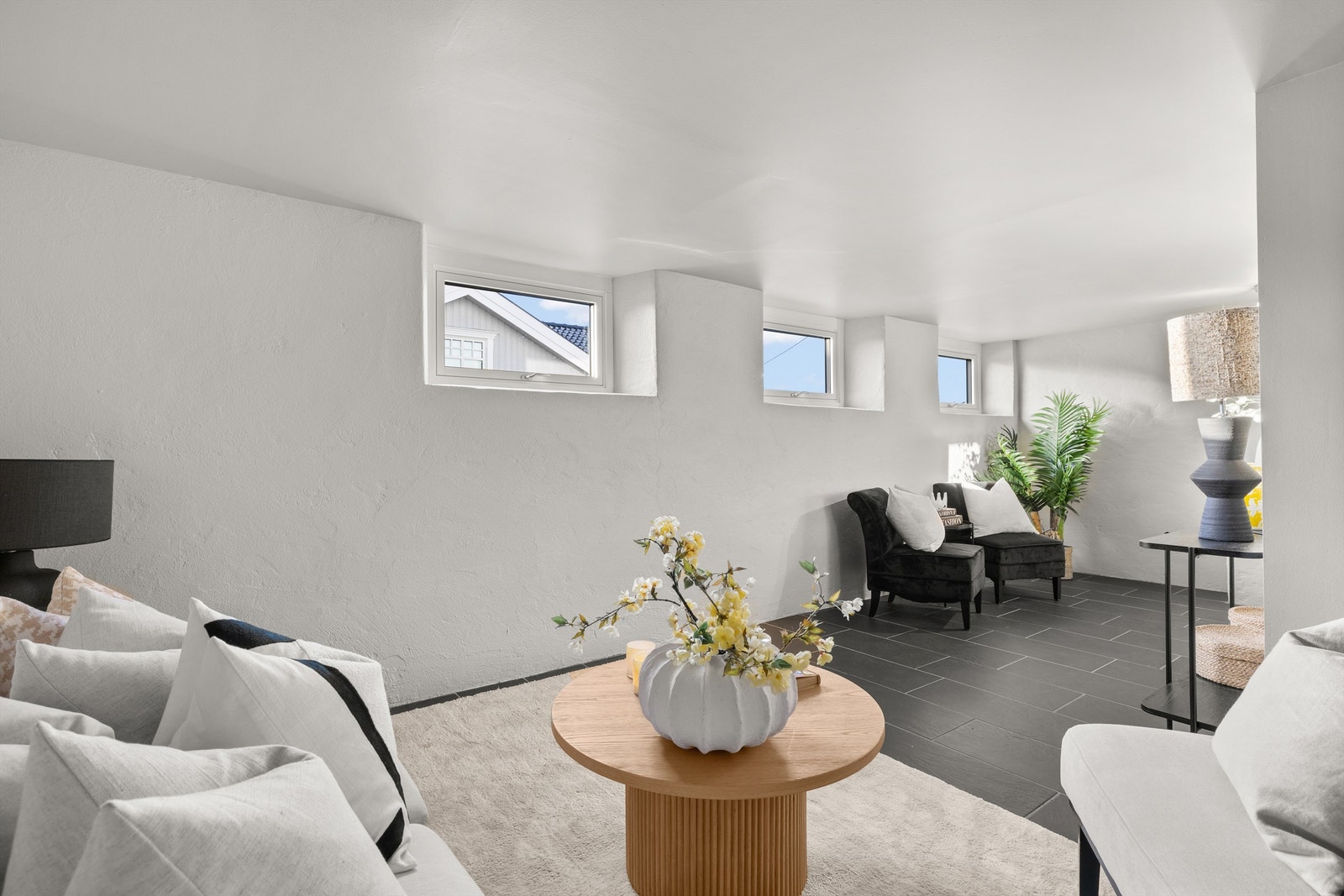 Lys og romslig kjellerstue (rommet er ikke byggemeldt for varig opphold) Galleribilde