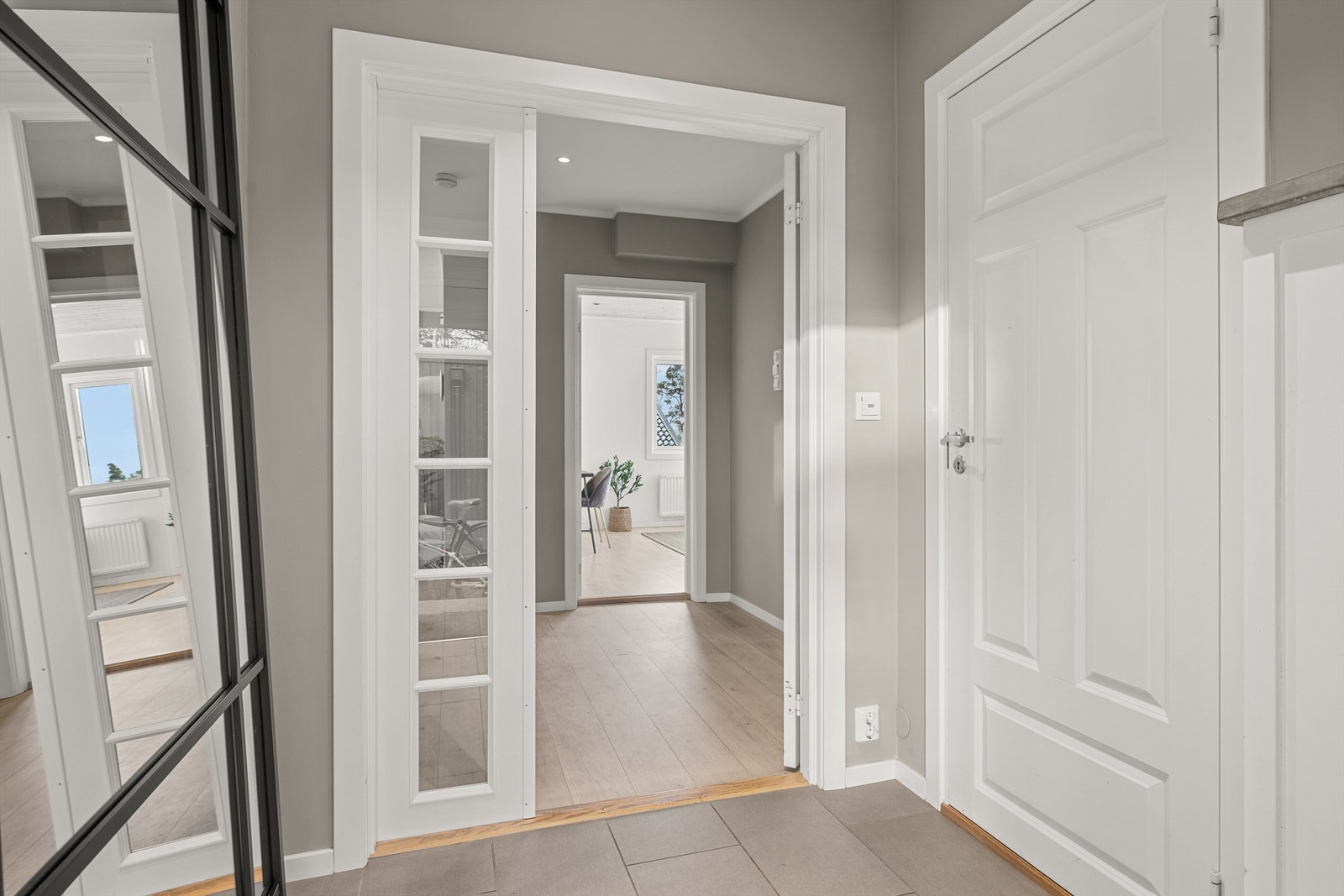 Entré med gulvfliser med gulvvarme. I praktisk tilknytning til entréen ligger eget garderoberom Galleribilde