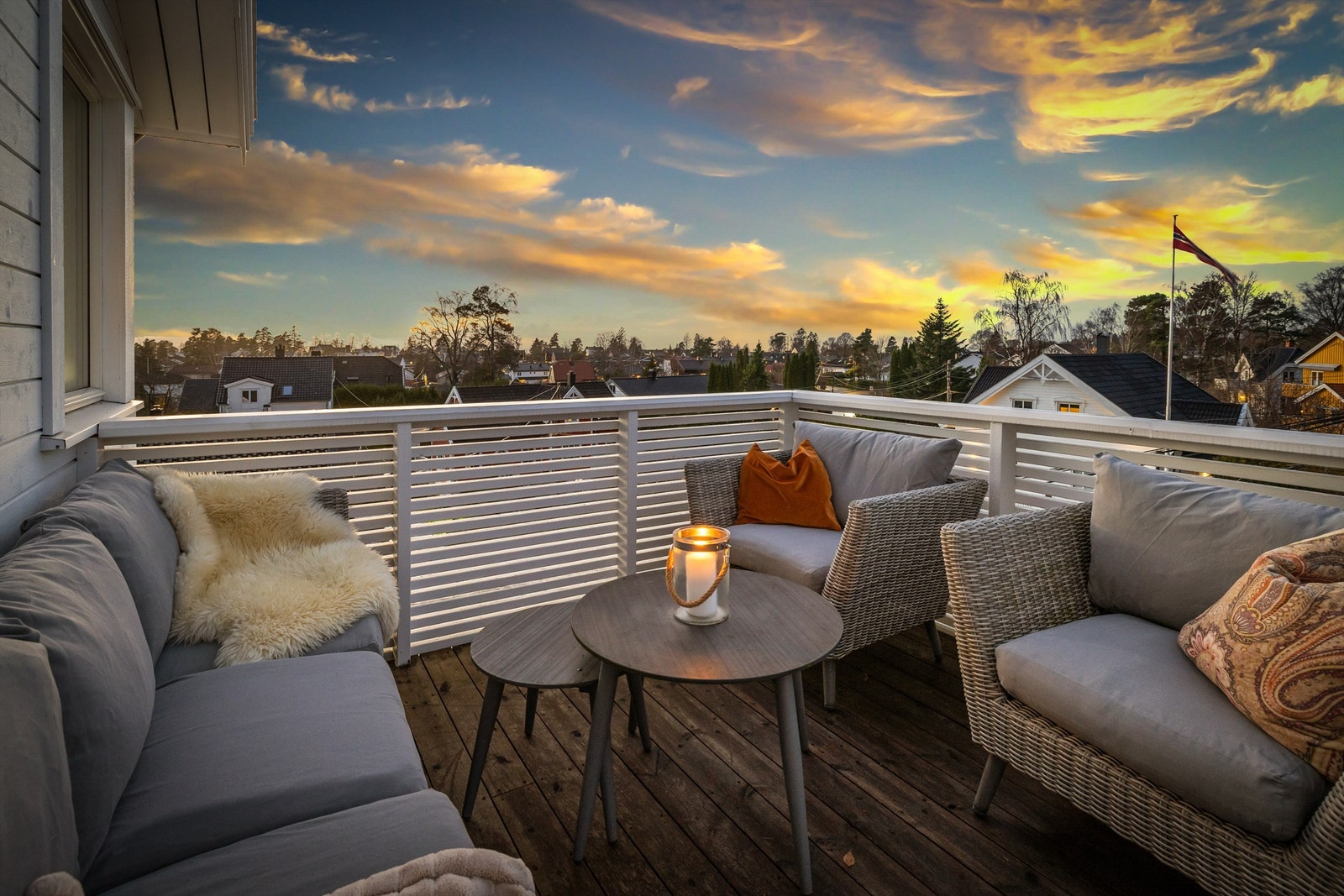 Solrike uteplasser med bl.a. veranda i 2. etasje med utsikt og sol til sen kveld Galleribilde