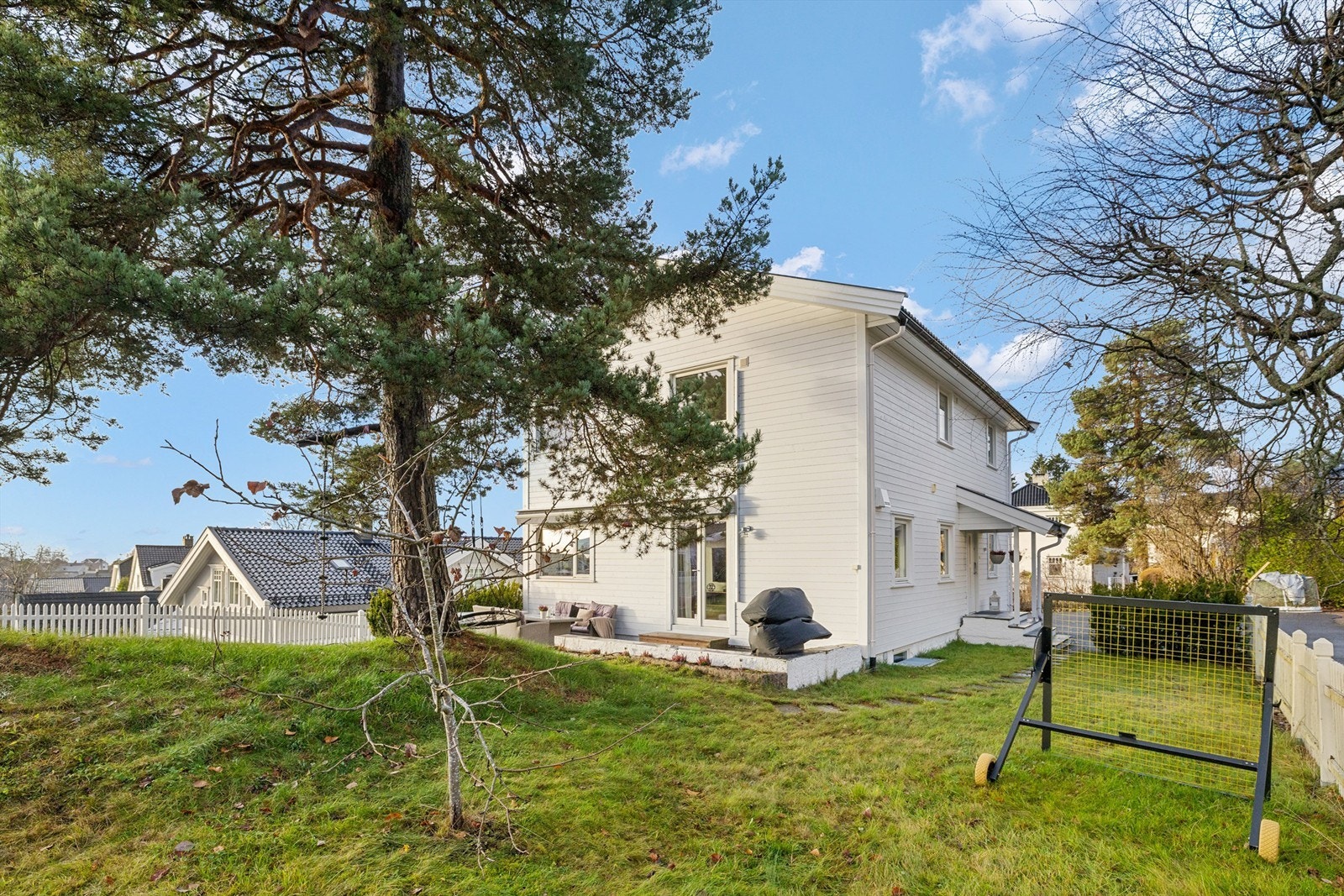 Solrik og flott hage Galleribilde