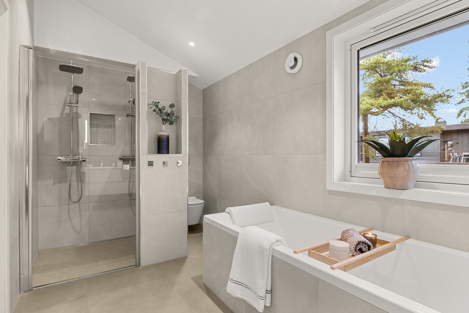 Praktisk innredet bad med toalettet i egen nisje Galleribilde