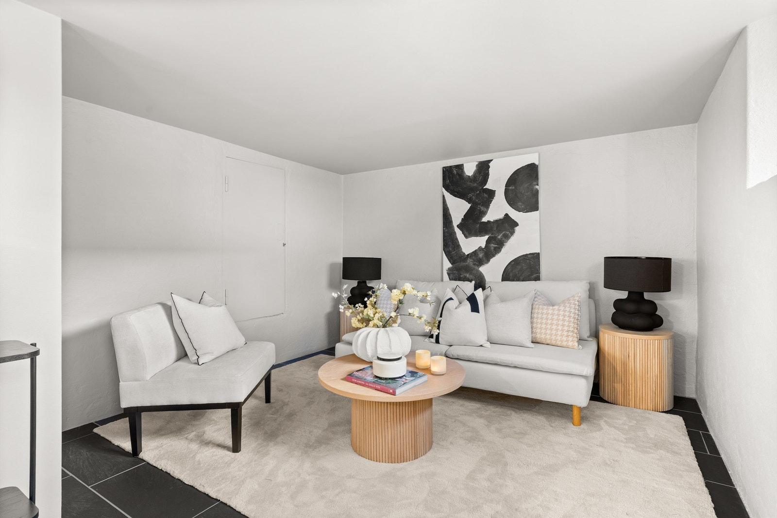 Kjellerstue med gulvfliser med gulvvarme (rommet er ikke byggemeldt for varig opphold) Galleribilde