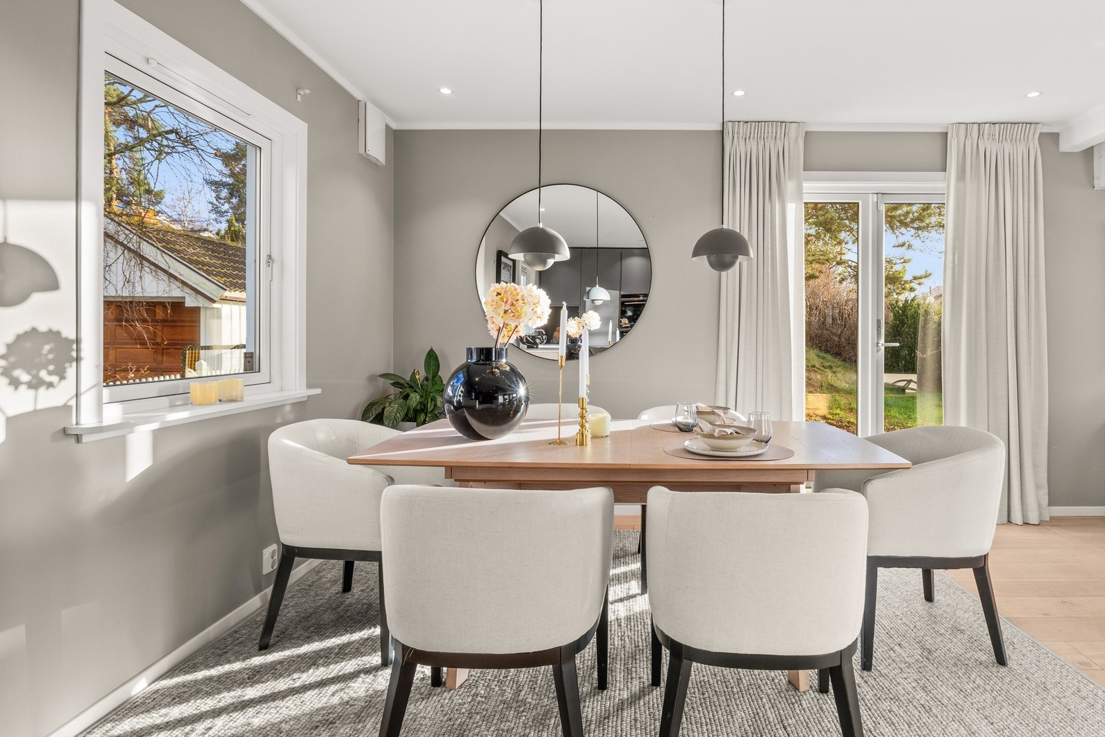 Spisestue med utgang til solrik terrasse og hage Galleribilde