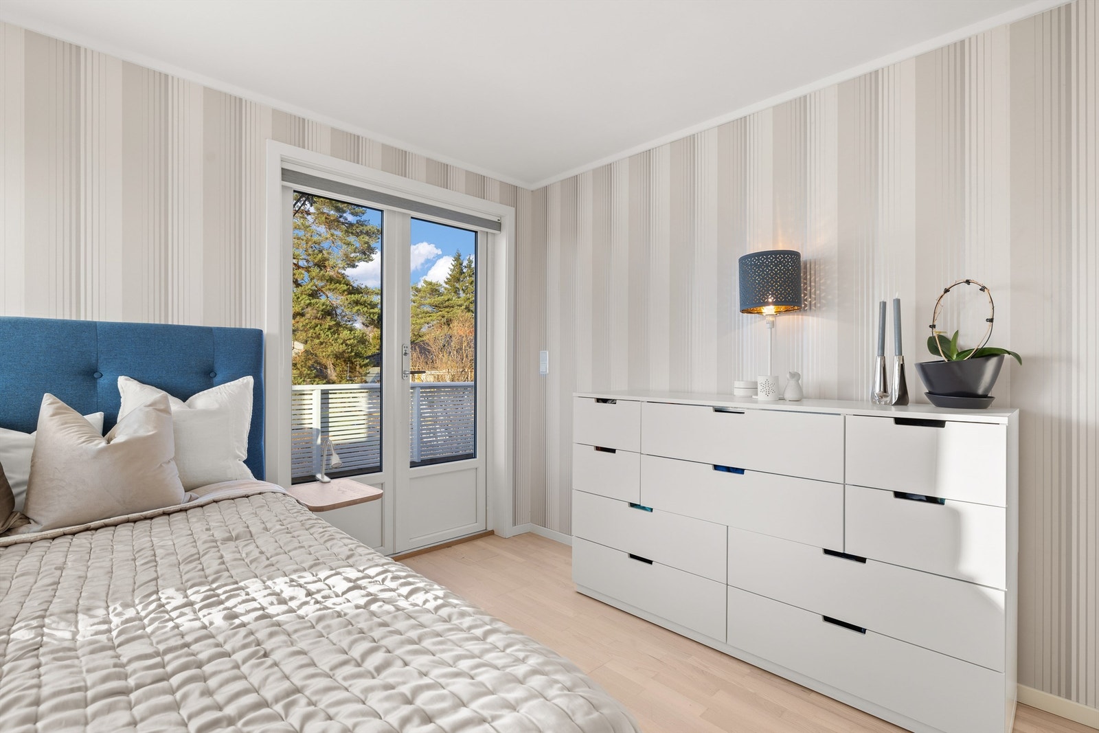 Fra rommet er det utgang til verandaen Galleribilde