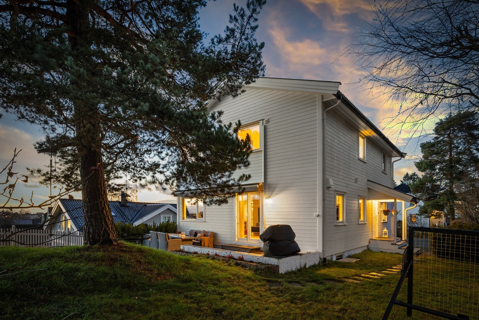 Velkommen til Kaptein Oppegaards vei 45A - En solrik og meget pen enebolig med flott beliggenhet på en høyde Galleribilde