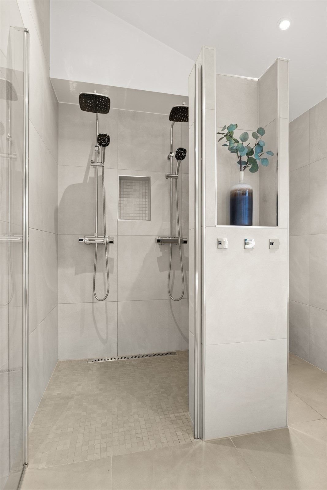 Dusjnisje med glassdør og 2 stk. armaturer tilkoblet hver sin hånddusj og regnfallsdusj Galleribilde