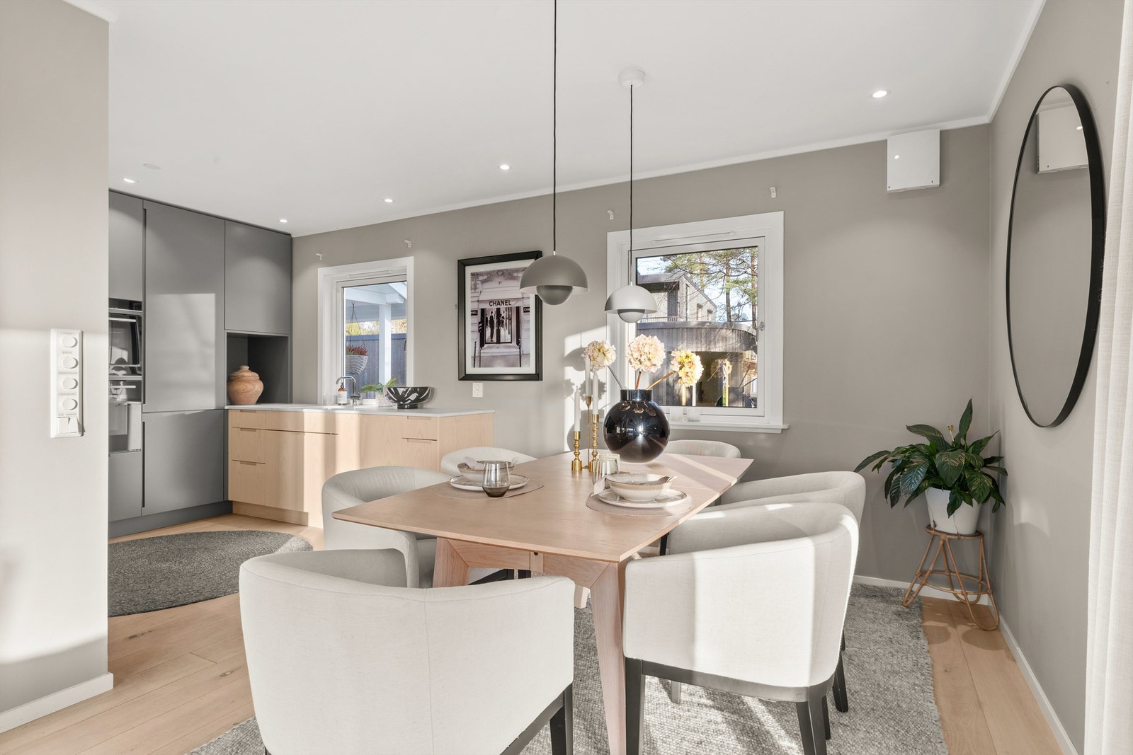 Kjøkkenet ligger i delvis åpen løsning til spisestuen. 1-stavs parkett på gulvet og downlights i himling Galleribilde