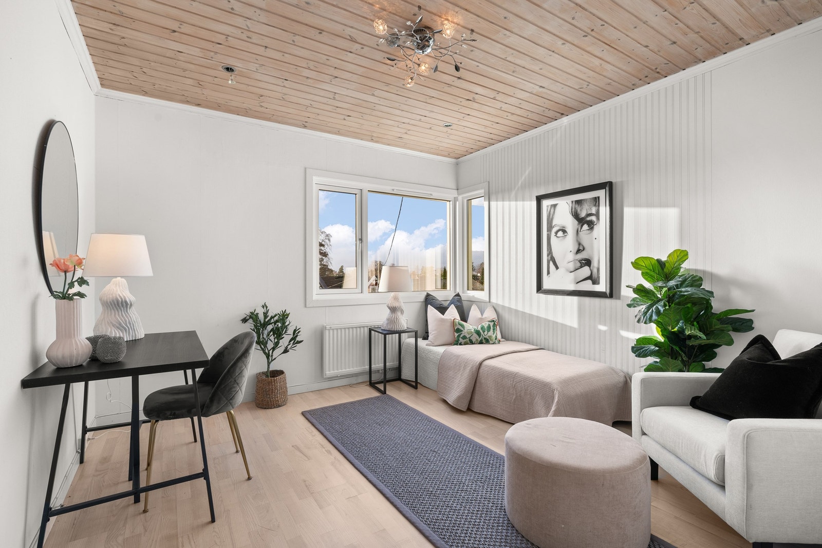 Romslig soverom som evt. kan benyttes til tv-stue da 2. etasje har hele 4 soverom Galleribilde