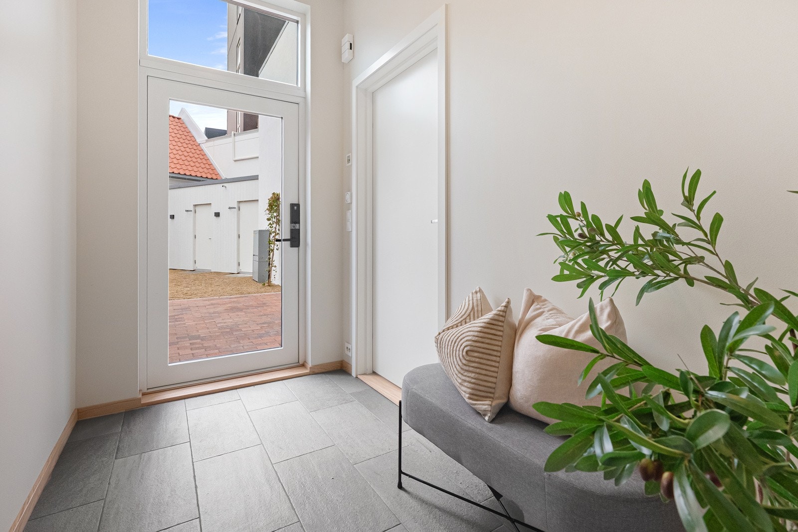 Fra inngangspartiet blir du møtt av eksklusiv eikeparkett i en flott entré. Herfra går det en trapp opp til etasjen over og en dør inn i hovedstua. Galleribilde