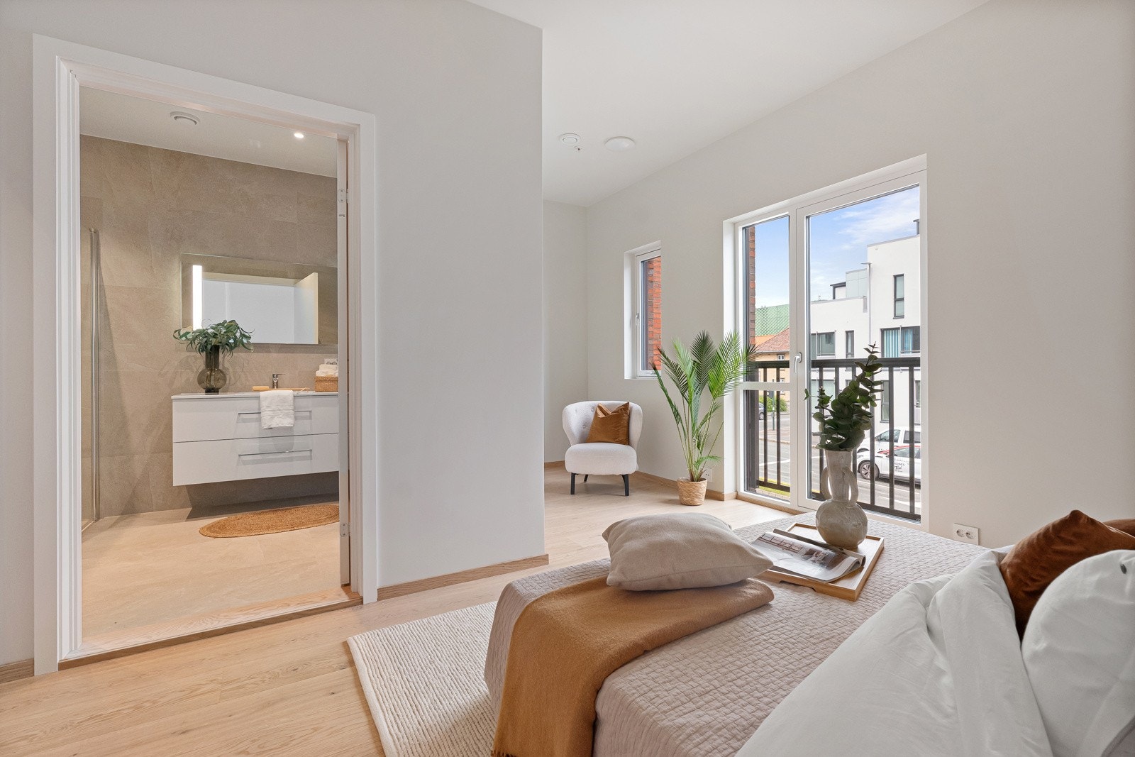 På den ene siden av kjøkkenet finner du master bedroom med et eget lekkert bad. Badet er innredet med store, sandfargede fliser og treffer godt med andre fargevalg i huset. På hovedsoverommet kan nye eiere enkelt sette opp en dør for walking closet. Galleribilde