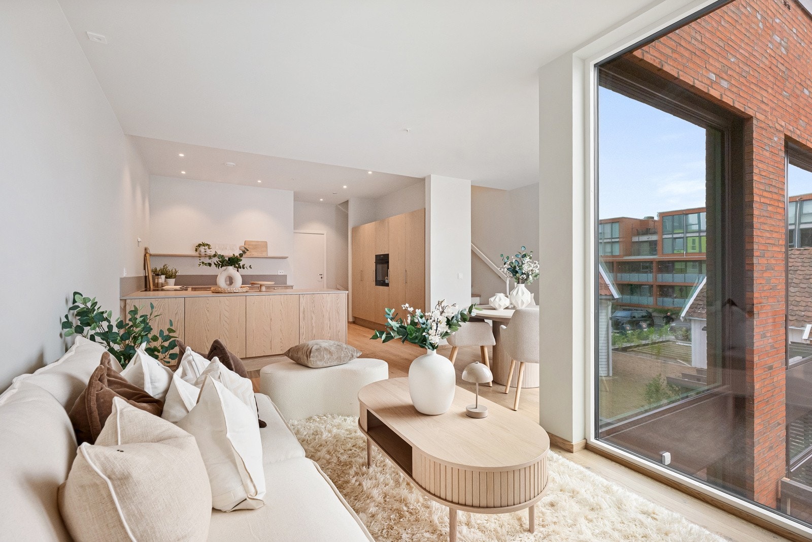 Kjøkkenet er godt plassert i et innholdsrikt allrom med en ny stue/oppholdsdel. Dette allrommet vil garantert bli mye brukt! Galleribilde