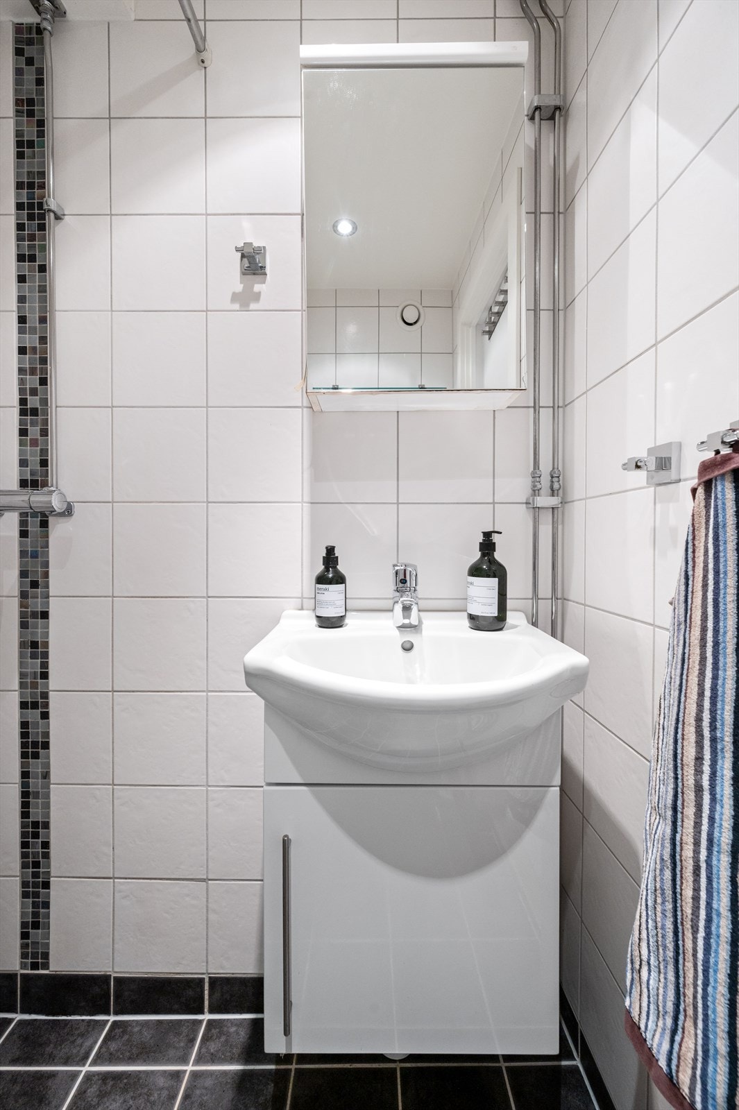 Malte himlingsplater med innfelte downlights, fliser på vegg og gulv, samt elektrisk gulvvarme. Galleribilde