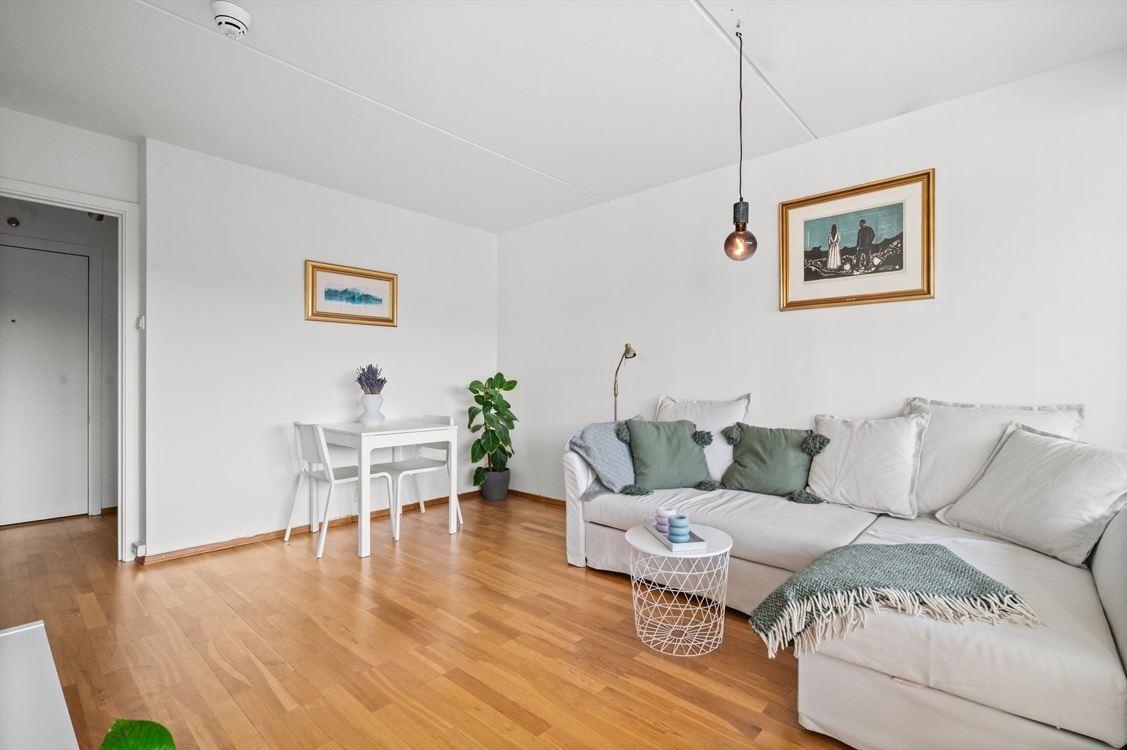 Lys og romslig stue med god plass til både sofaseksjon og spisebord, perfekt for hyggelige sammenkomster. Galleribilde
