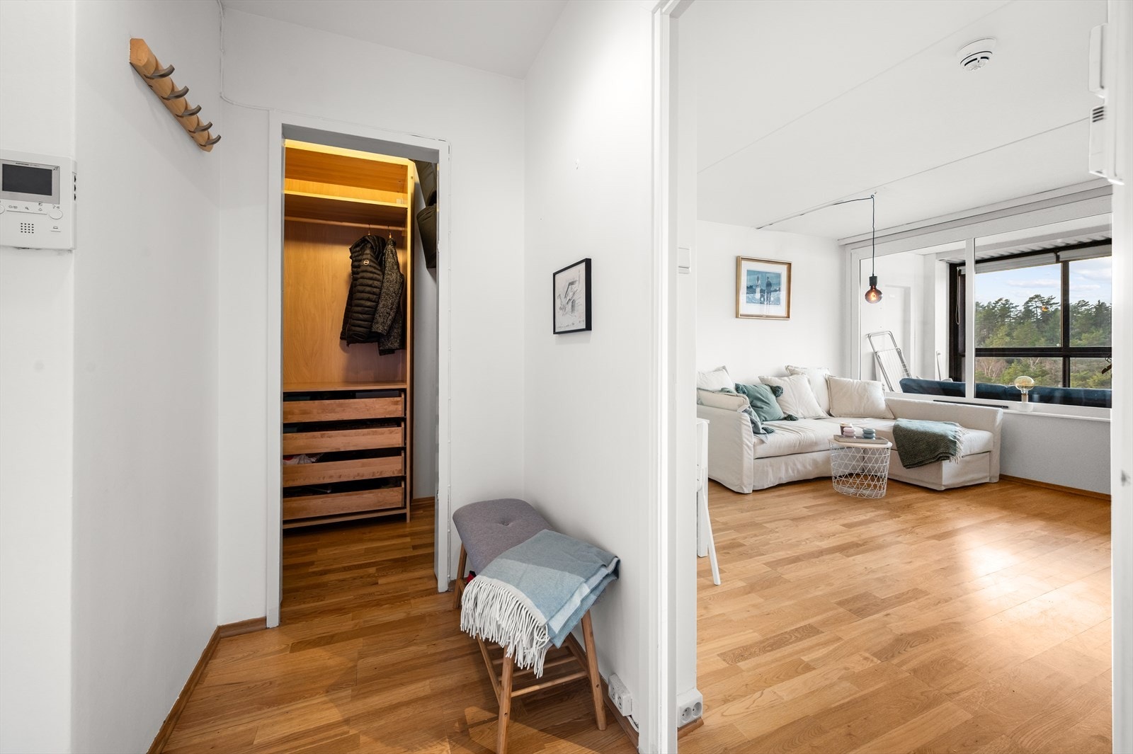 Mellomgang med god plass til f. eks skoskap og videre adkomst til garderobe / bod. Galleribilde