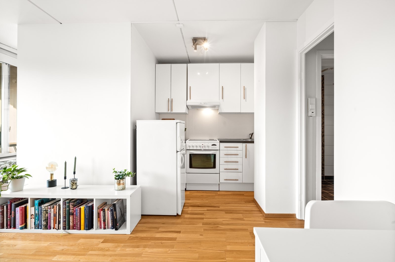 Lyst kjøkken med glatte fronter og laminat benkeplate med nedfelt vaskekum. Galleribilde