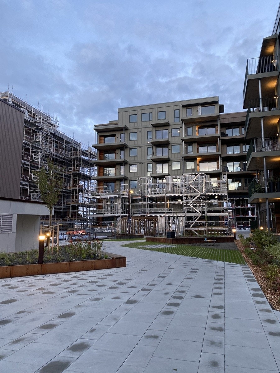 Fasade, leilighet i midten i 5.etg grønt bygg Galleribilde