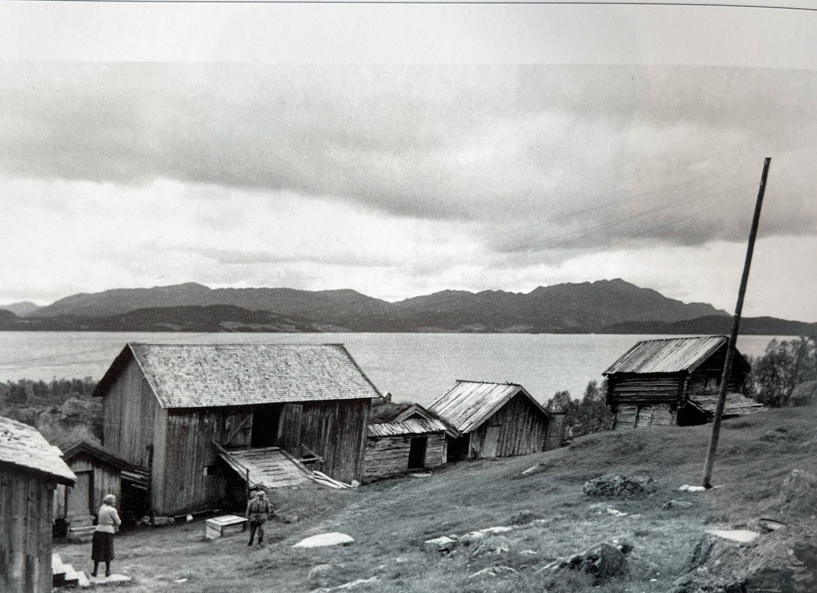 Et bilde tatt på av tunet på Neset i 1955 Galleribilde